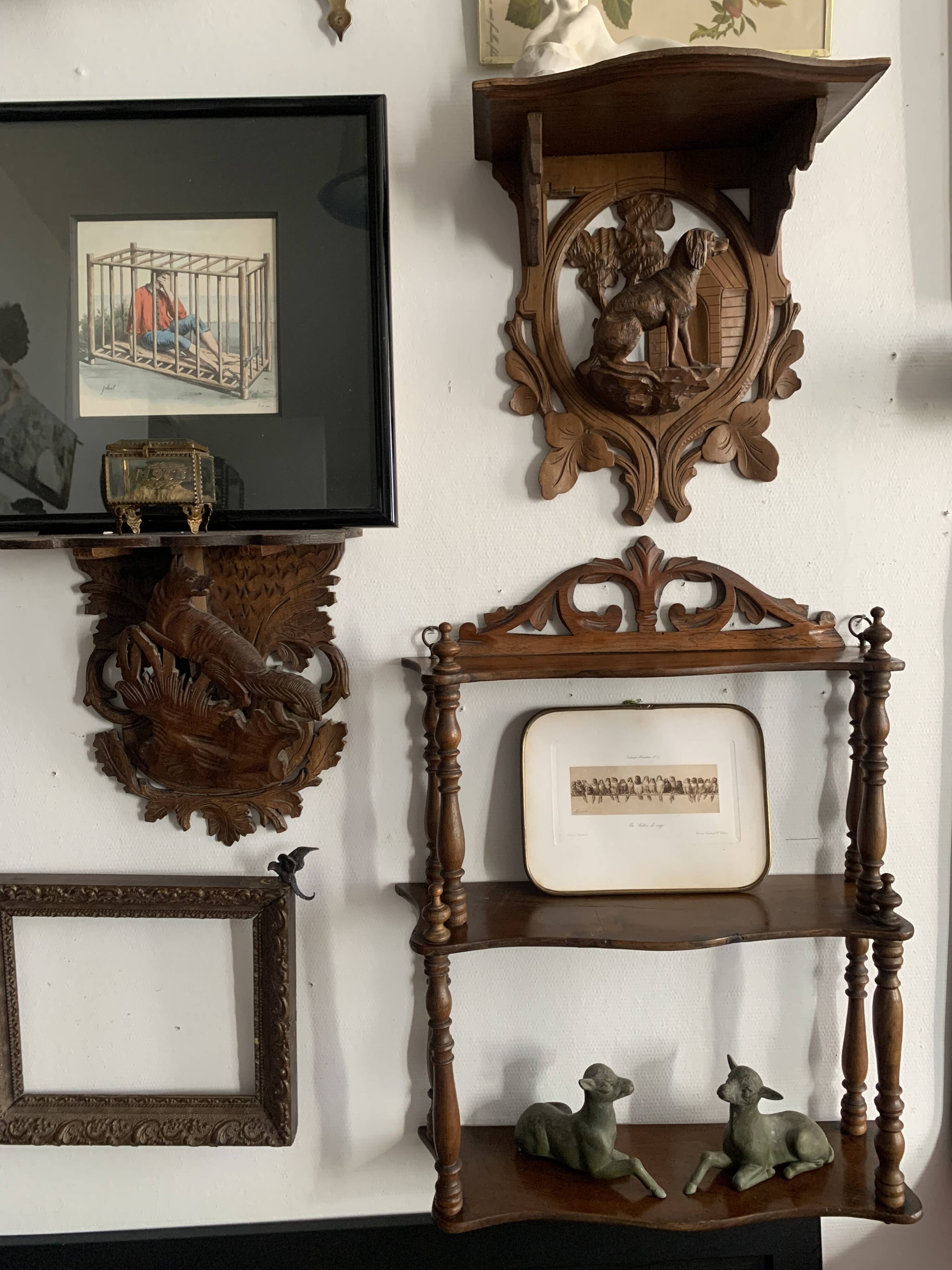 Wall shelf with pediment, in turned Napoleon III wood