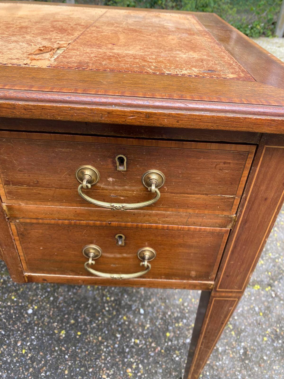 Bureau Louis XVI en bois  et cuir du 19ème