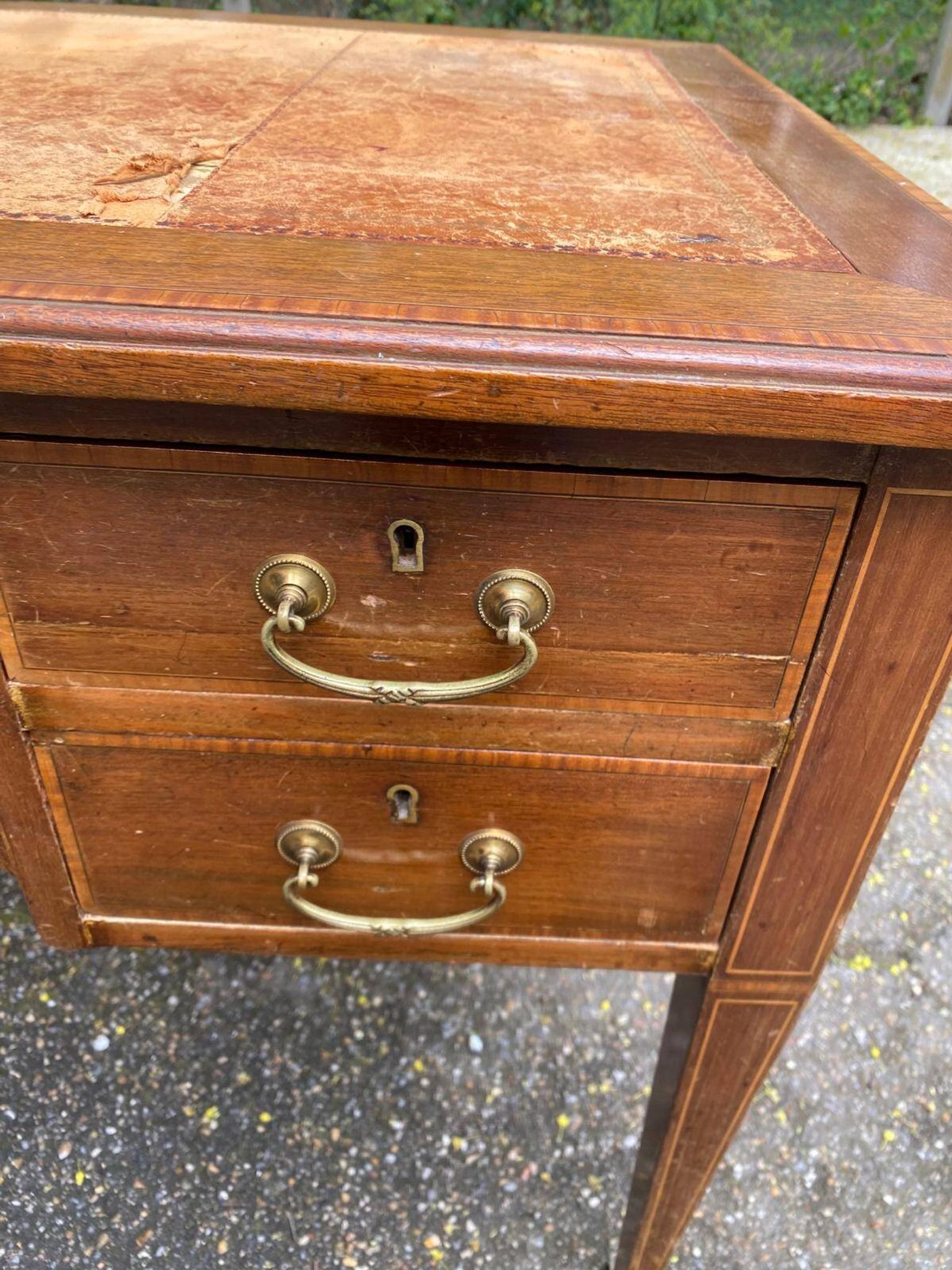 Louis XVI desk in wood and leather from the 19th century