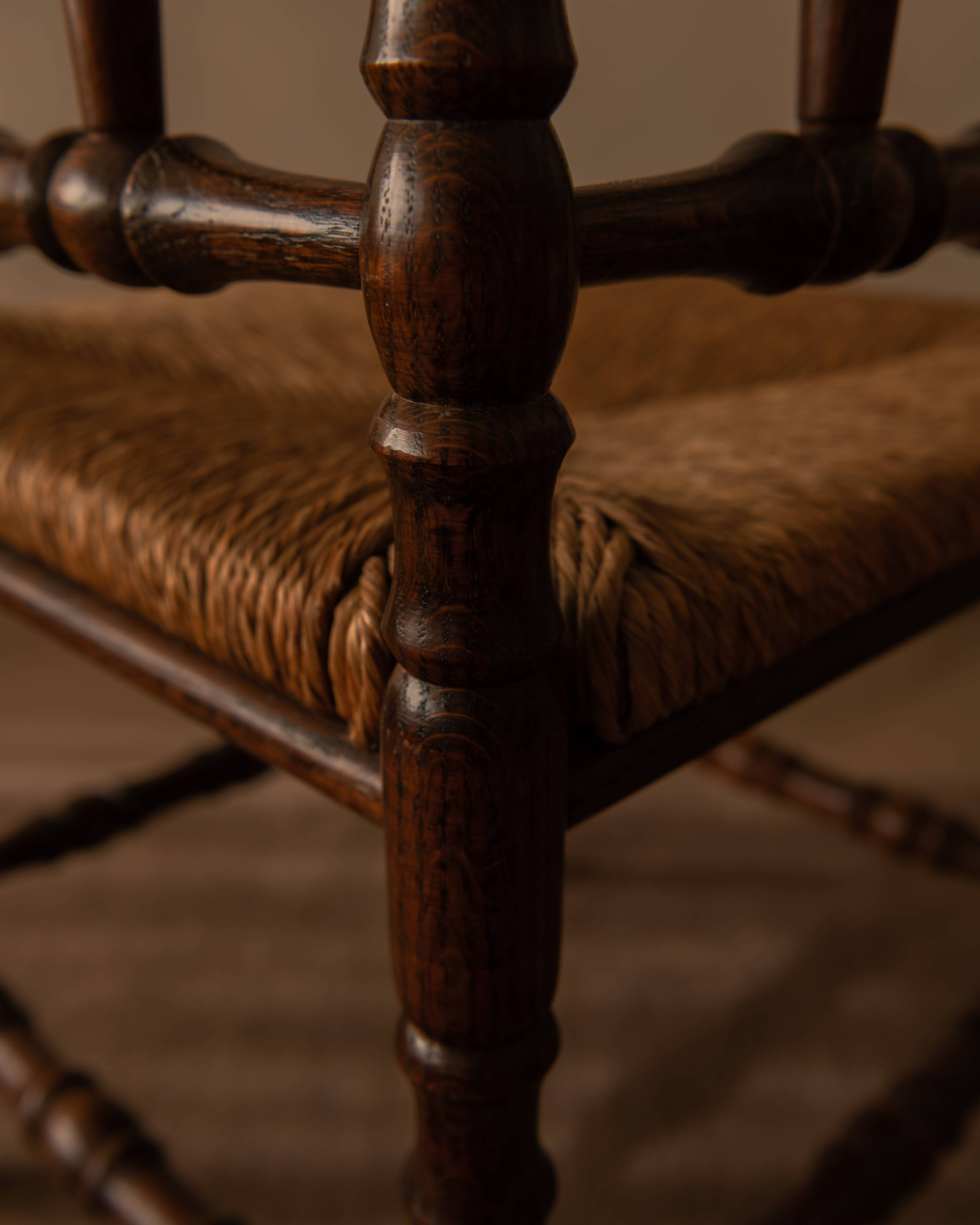 Chaise vintage à dossier ajouré et assise en jonc · 42×42×68 cm