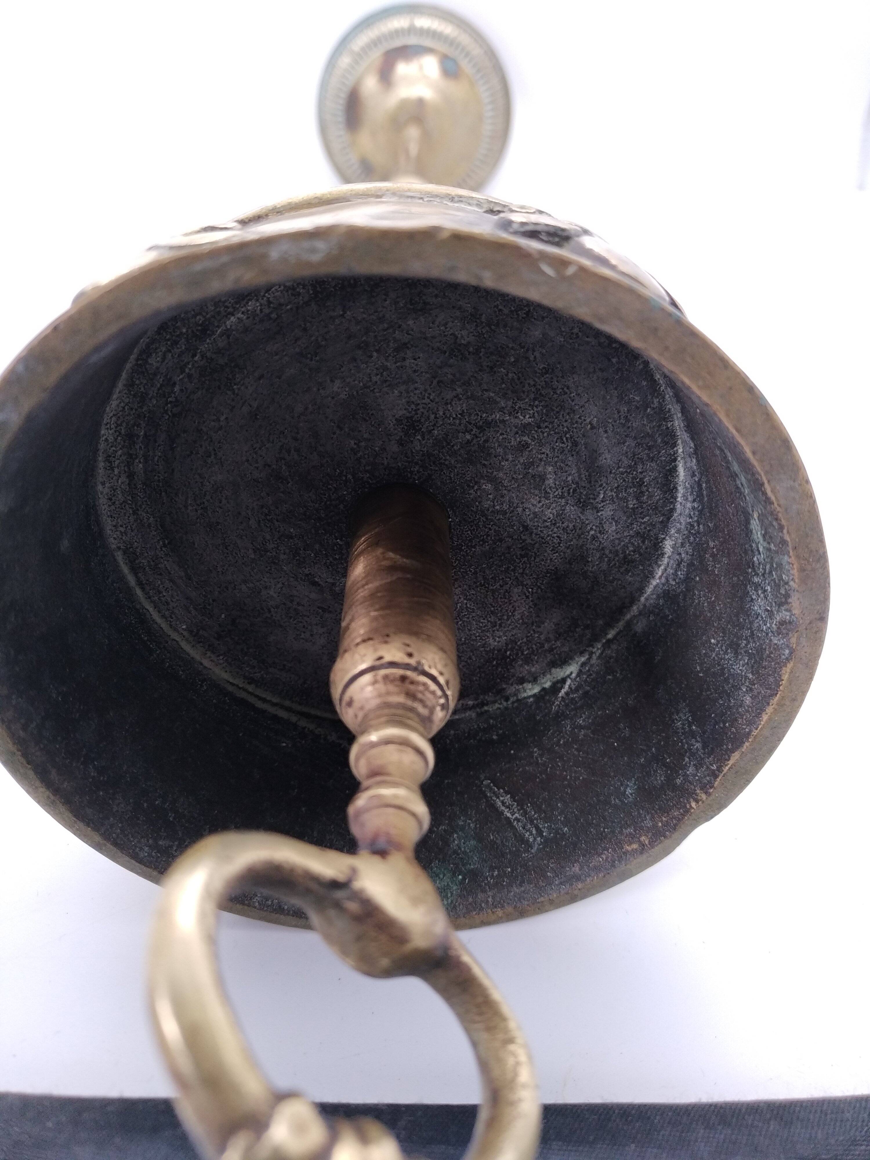 Ashtray on foot. Bronze and brass, with fleur-de-lis decoration.