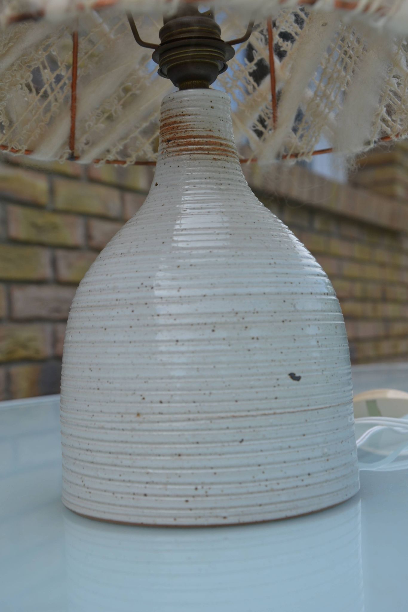Lampe en grès et laine années 70