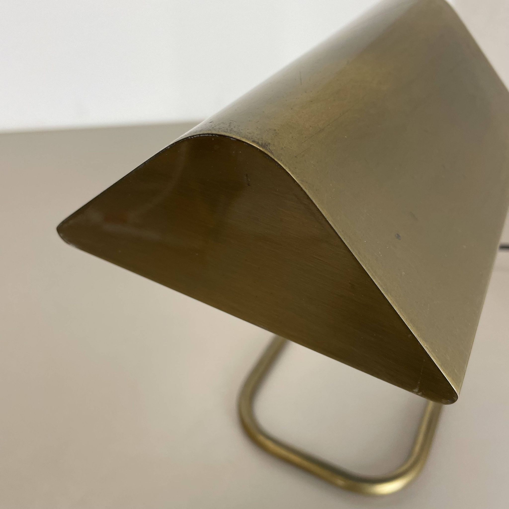 Lampe de table cubique moderniste en laiton et métal par Florian Schulz, Allemagne, années 1970