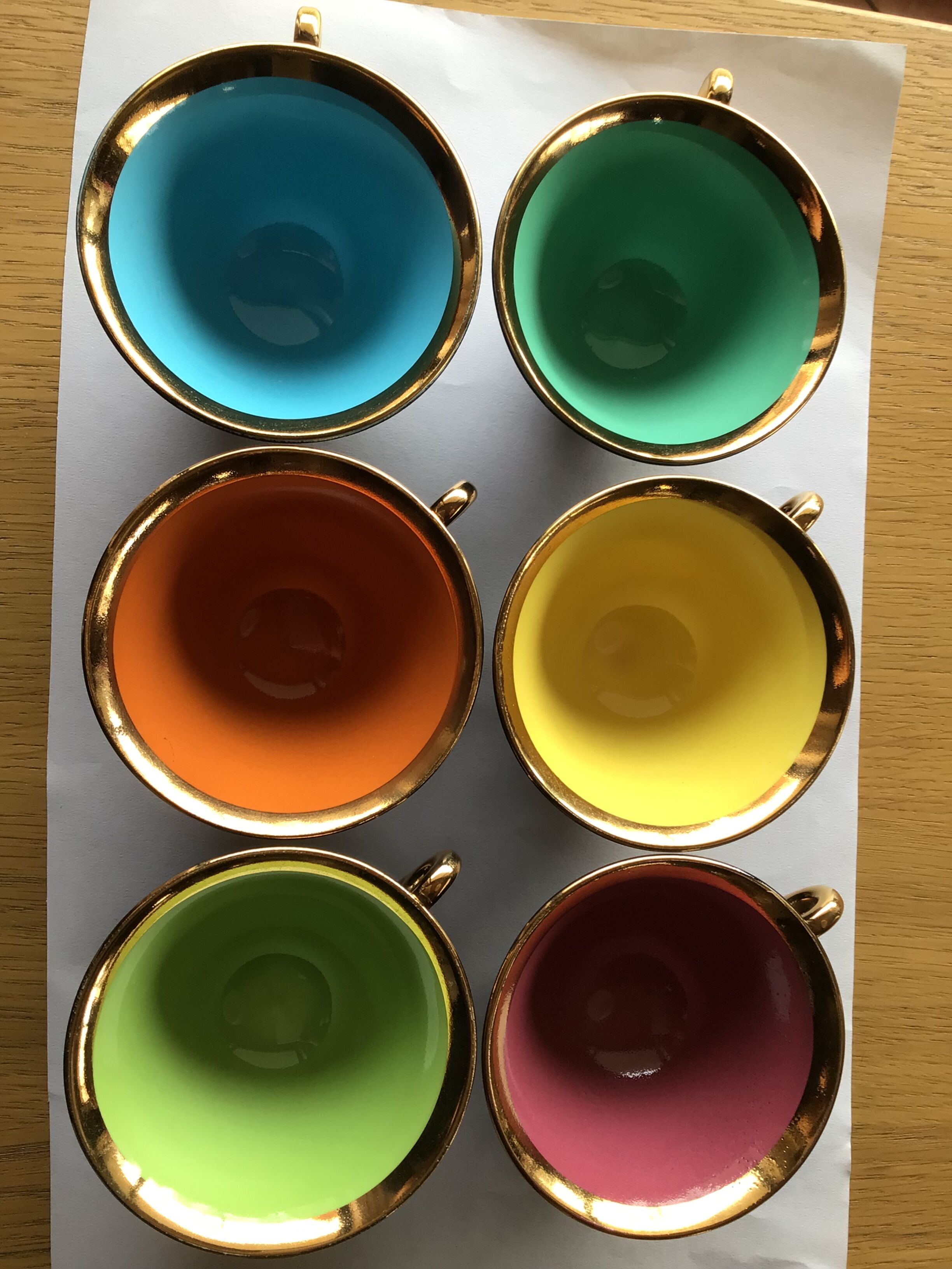 6 Black cups and colors Salins la Baule with saucers