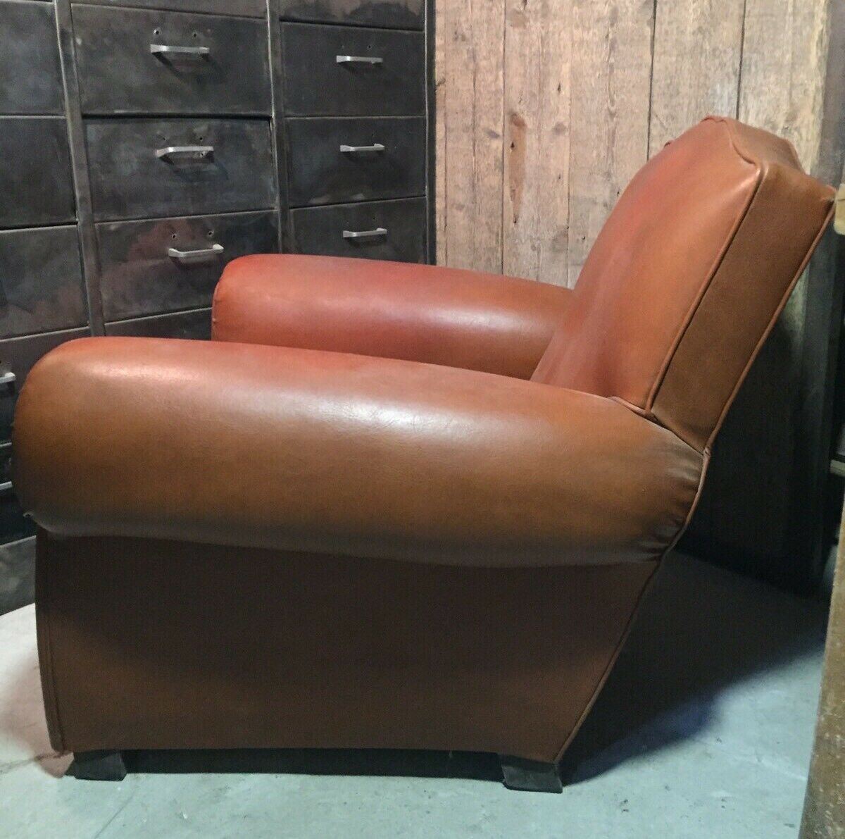 Club armchair moustache in brown leather