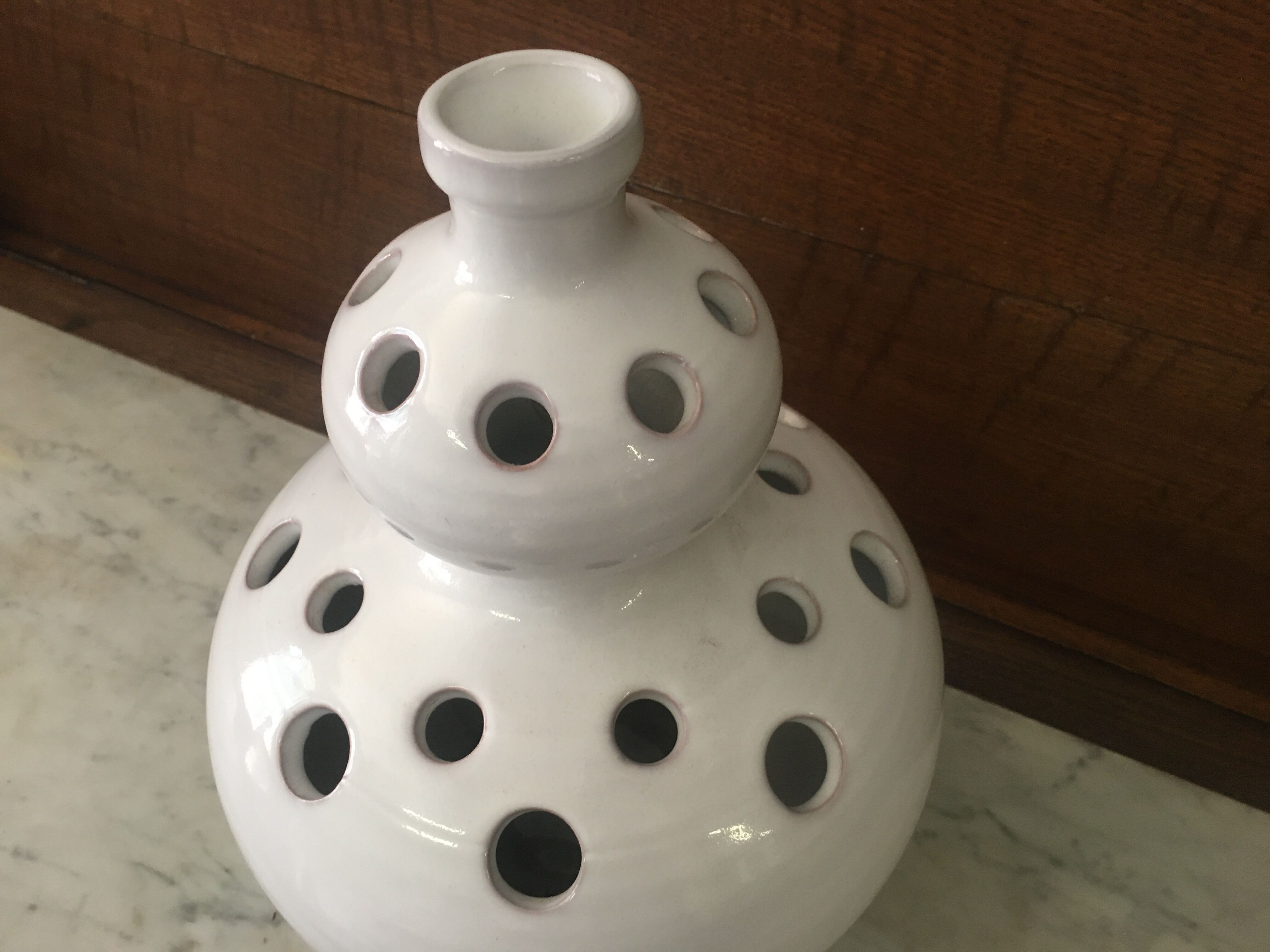 Vase spades flowers in white earthenware