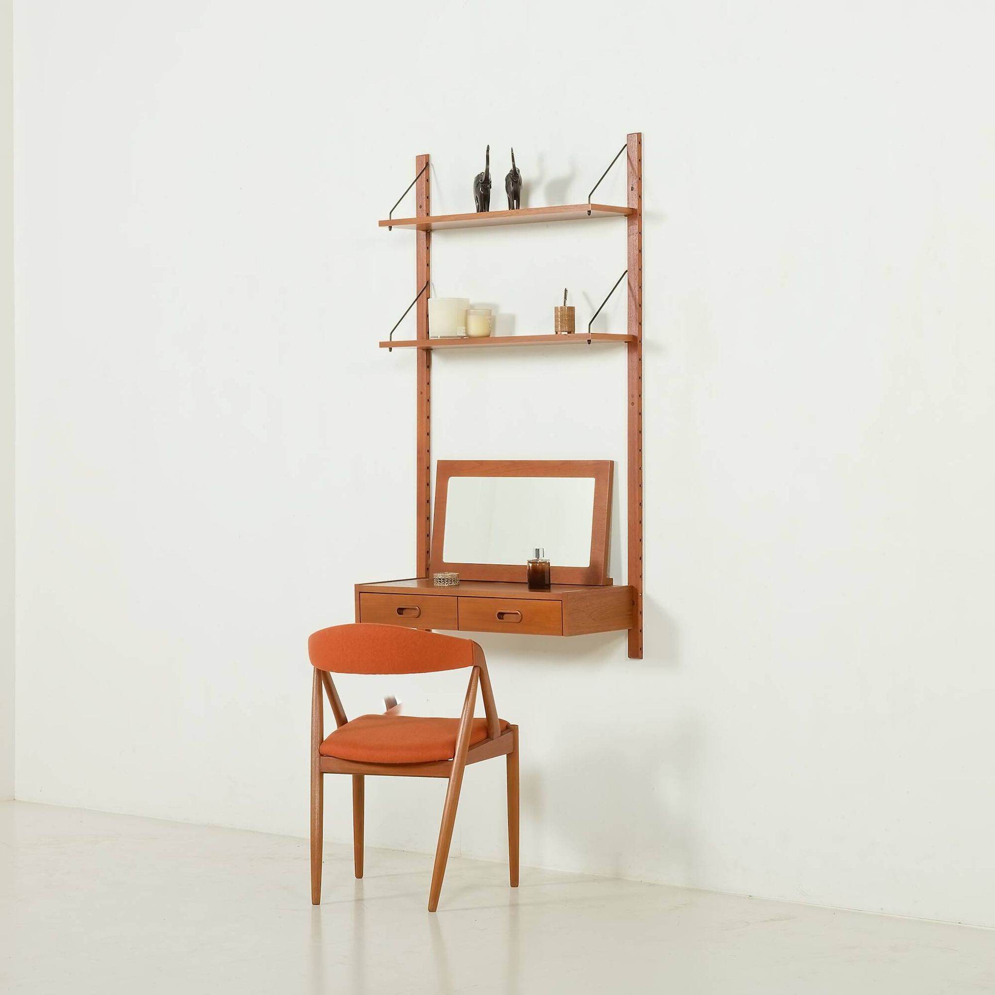 Un ensemble mural scandinave des années 70 avec un console et un miroir, Danemark.
