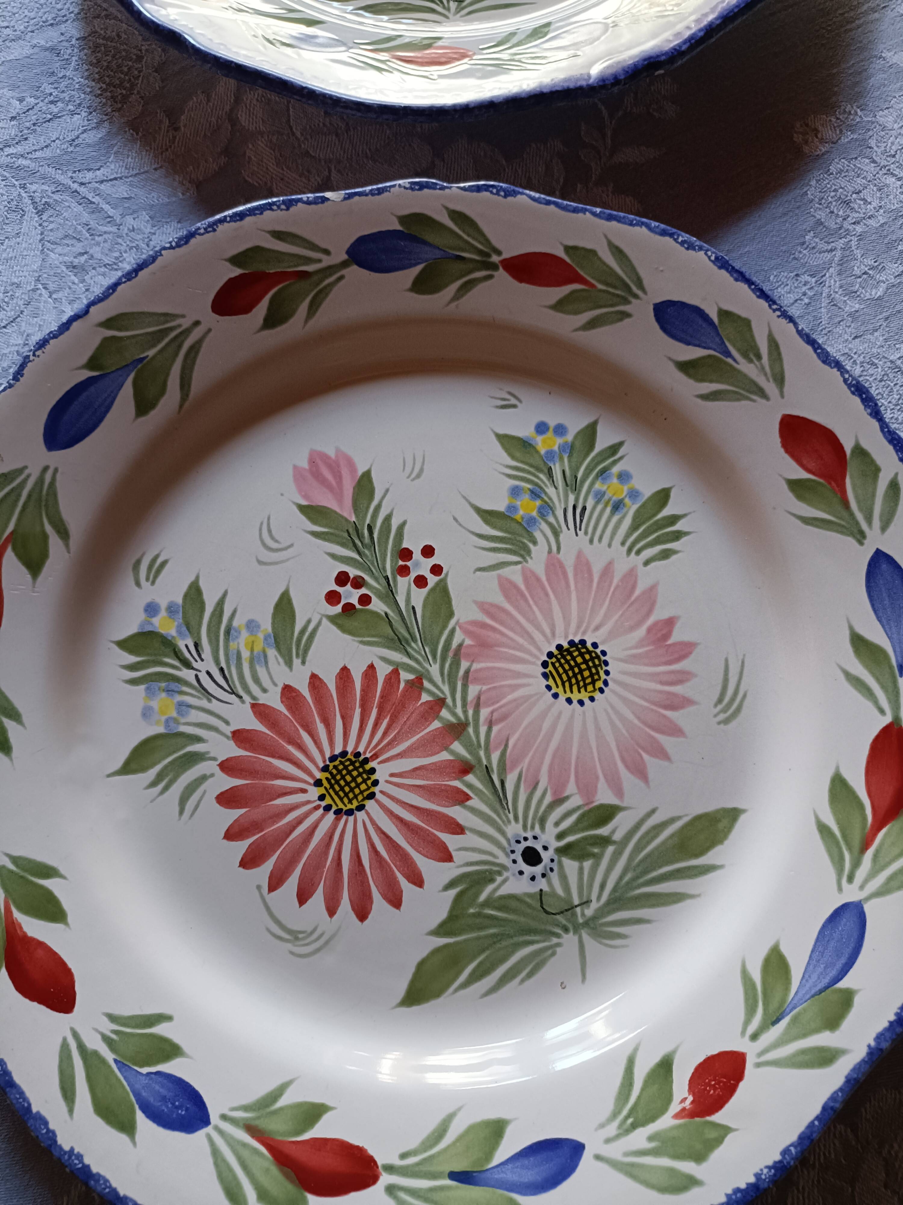 2 assiettes en faïence de Quimper peintes à la main