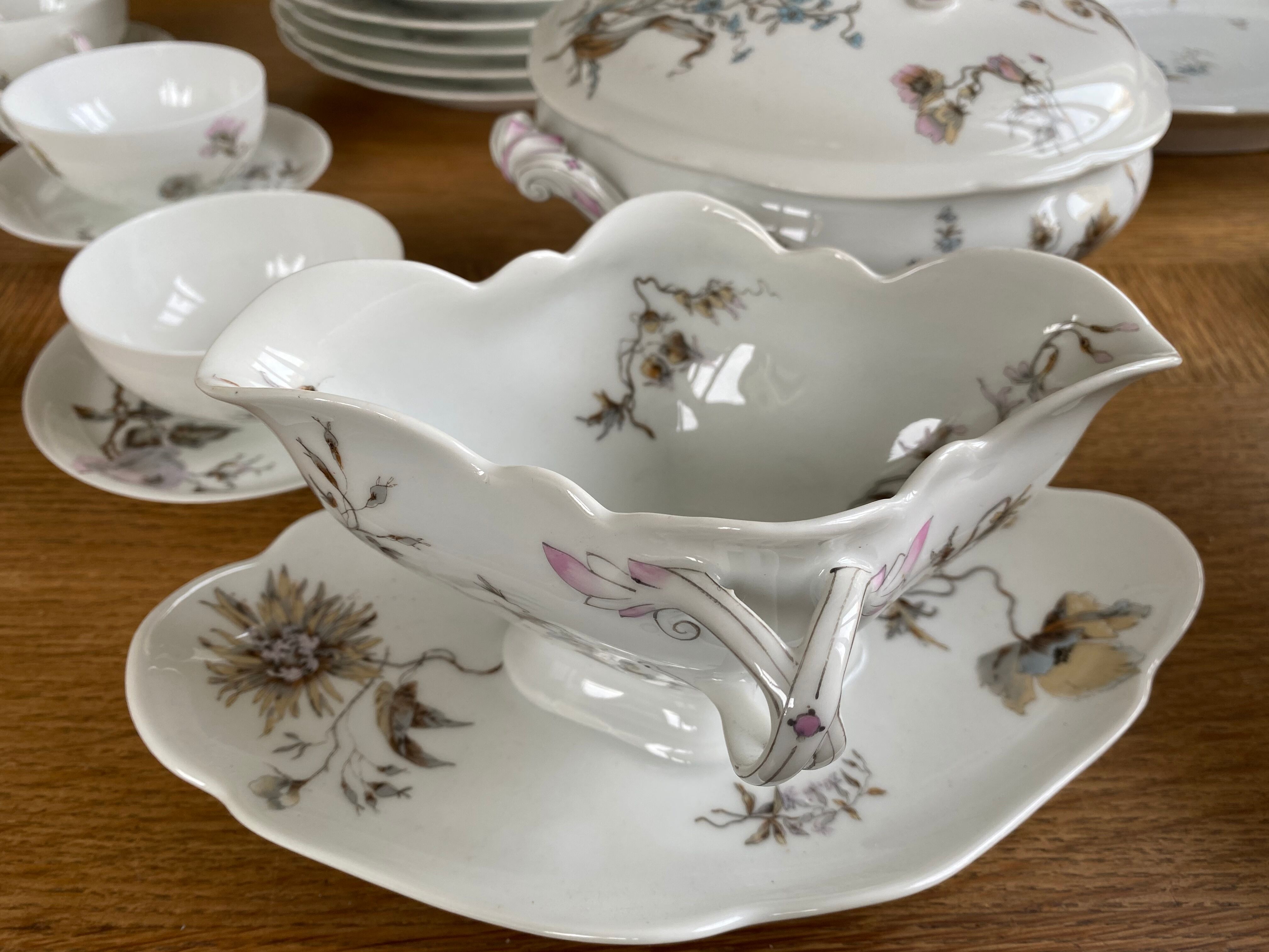 Porcelain crockery service