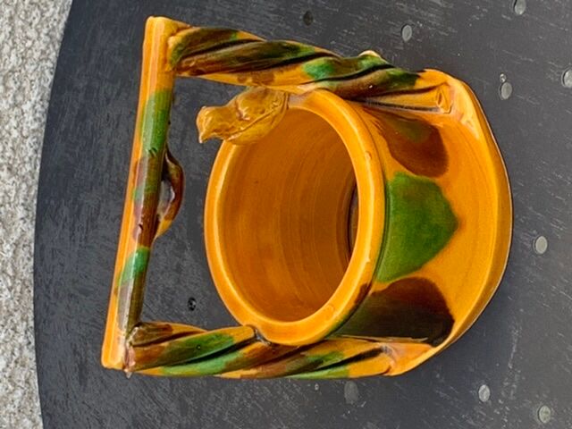 Cache pot barbotine puit aux oiseaux en céramique émaillée ocre ancien