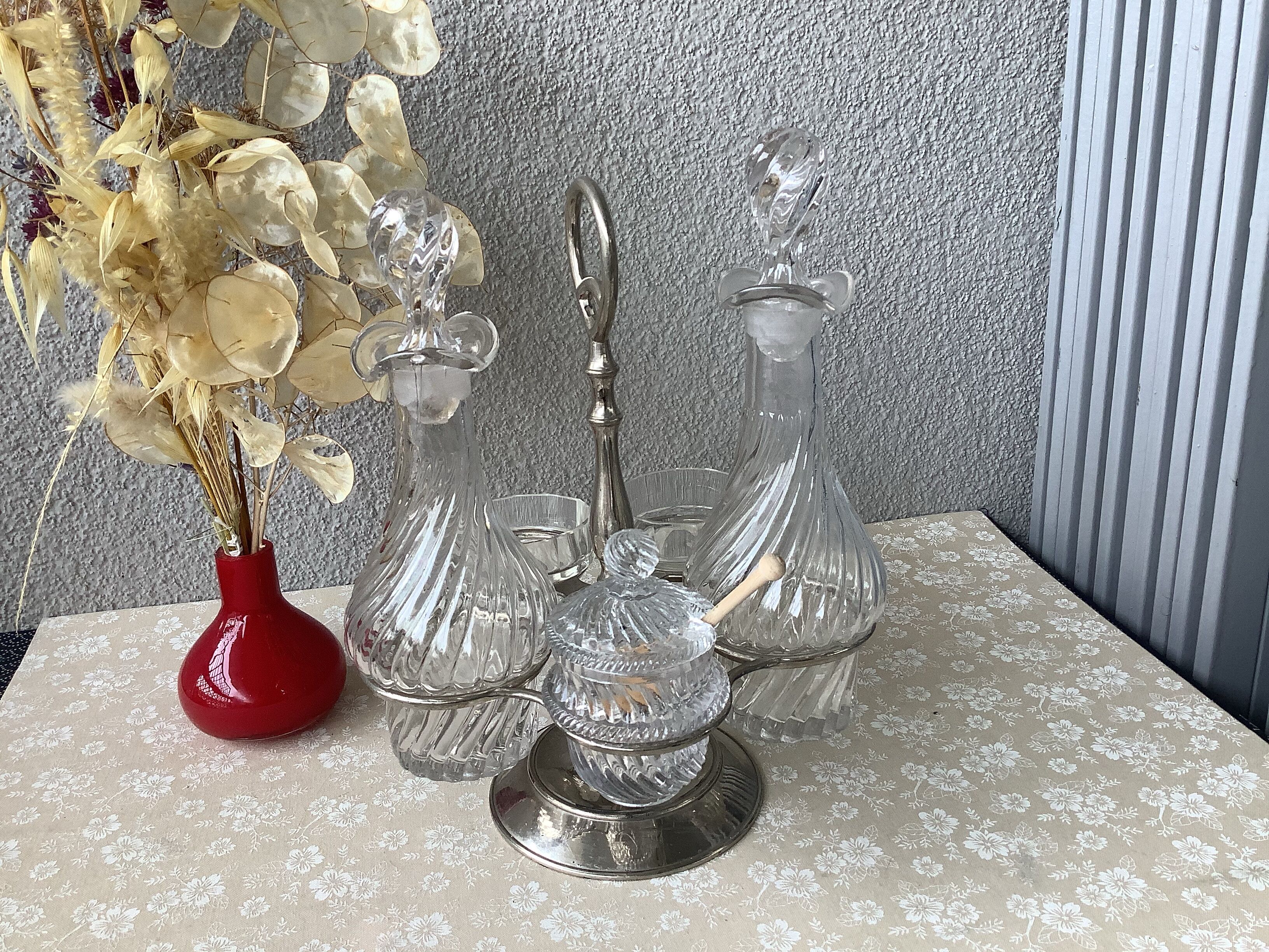 Serviteur huile et vinaigre sel poivre et moutarde