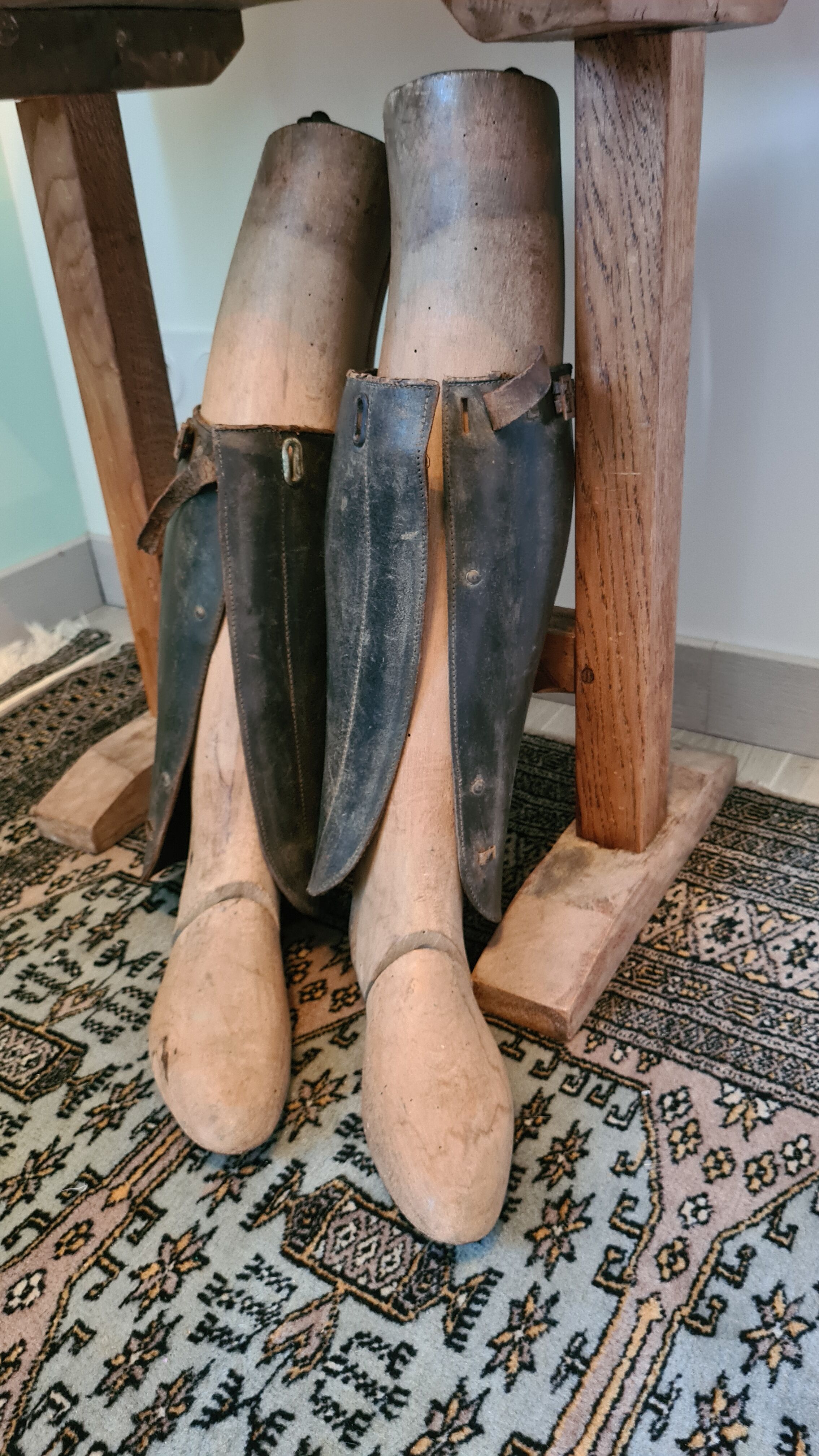 Anciens embauchoirs à bottes en bois