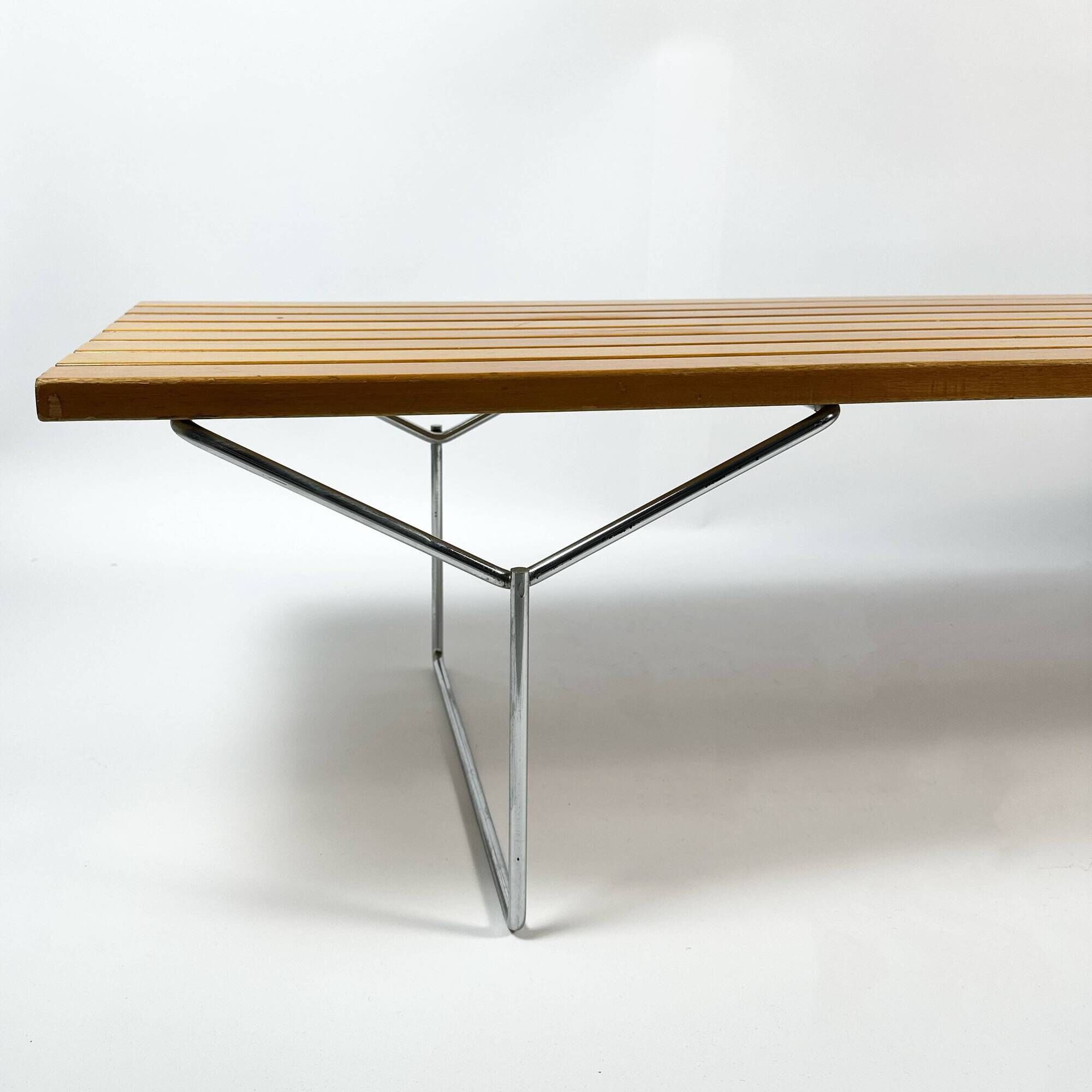 Banc Harry Bertoia pour Knoll en métal chromé et lattes en bois massif, années 60