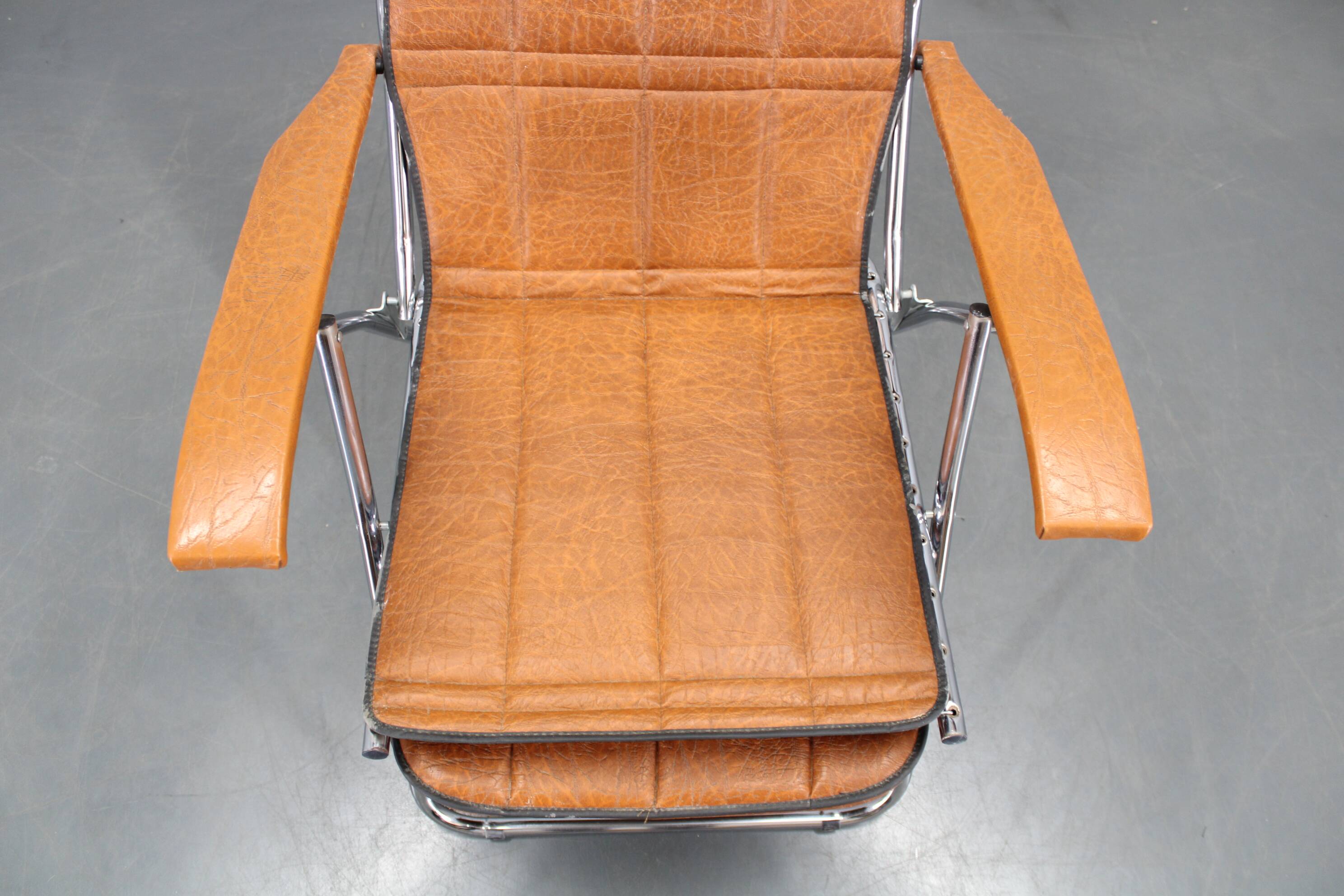 1970s Italian folding lounge chair with leatherette upholstery