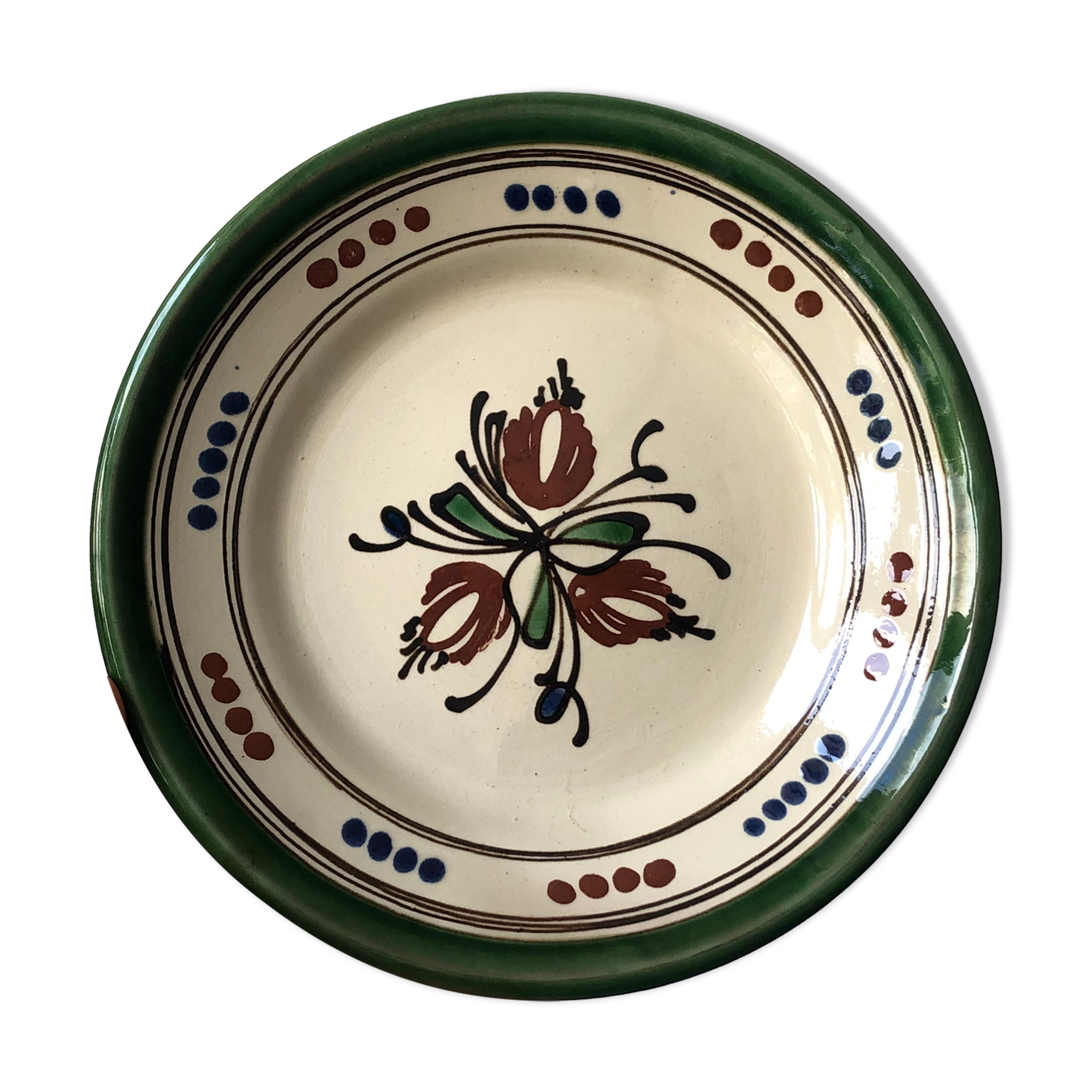 Assiette de service très décorative en terre cuite, motifs floraux et géométriques.
