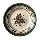 Assiette de service très décorative en terre cuite, motifs floraux et géométriques.