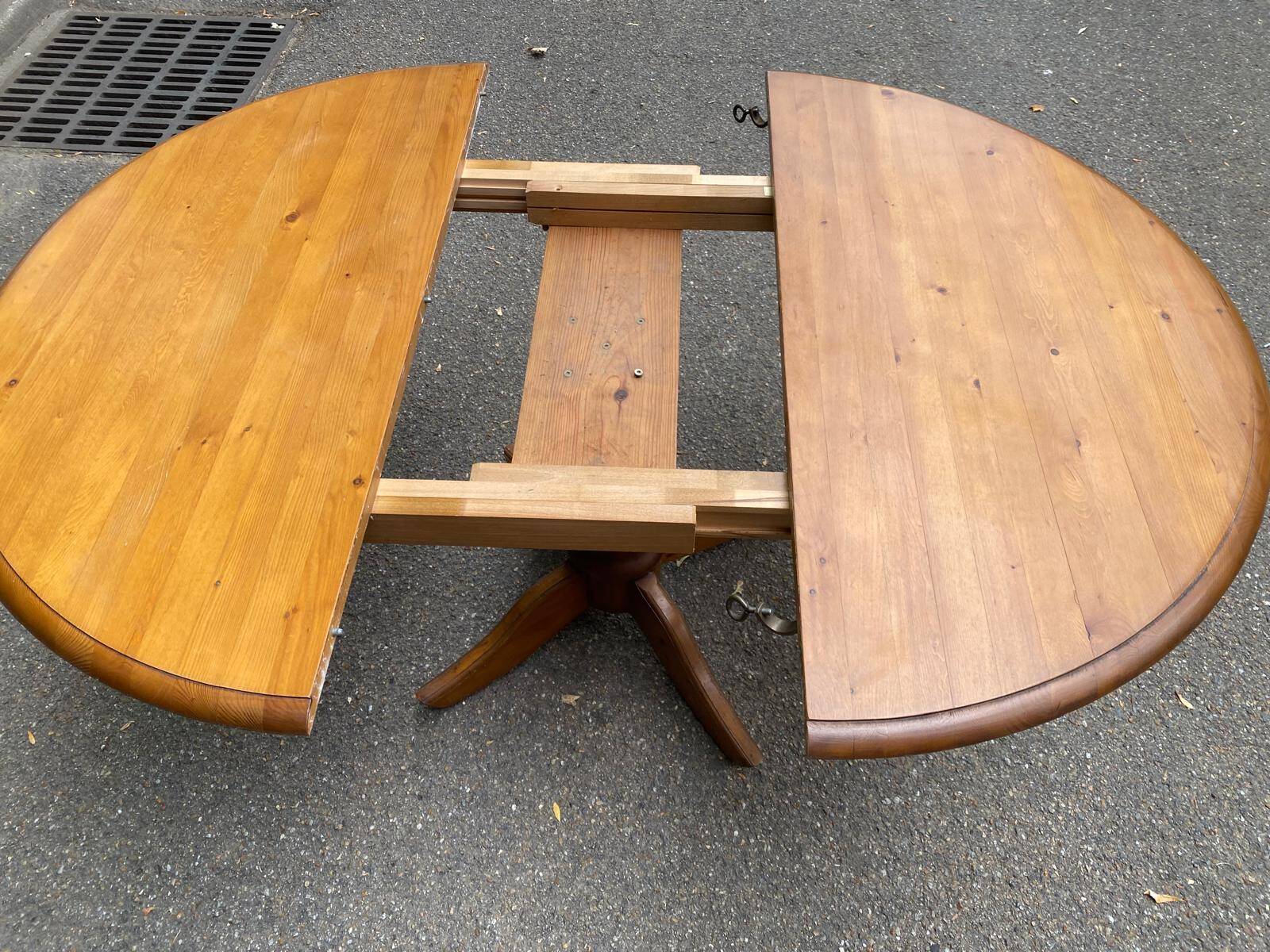 Round table in solid pine with a central baluster leg from 1980.