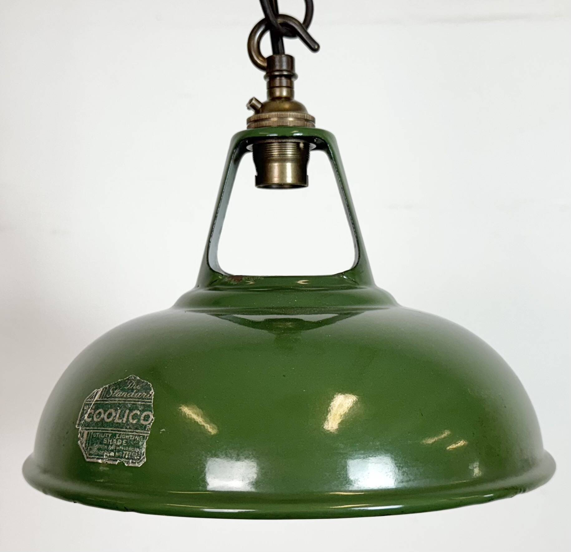 Suspension industrielle en émail vert de Coolicon, années 1950