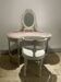 Coiffeuse et sa chaise en cannage de style Louis XVI