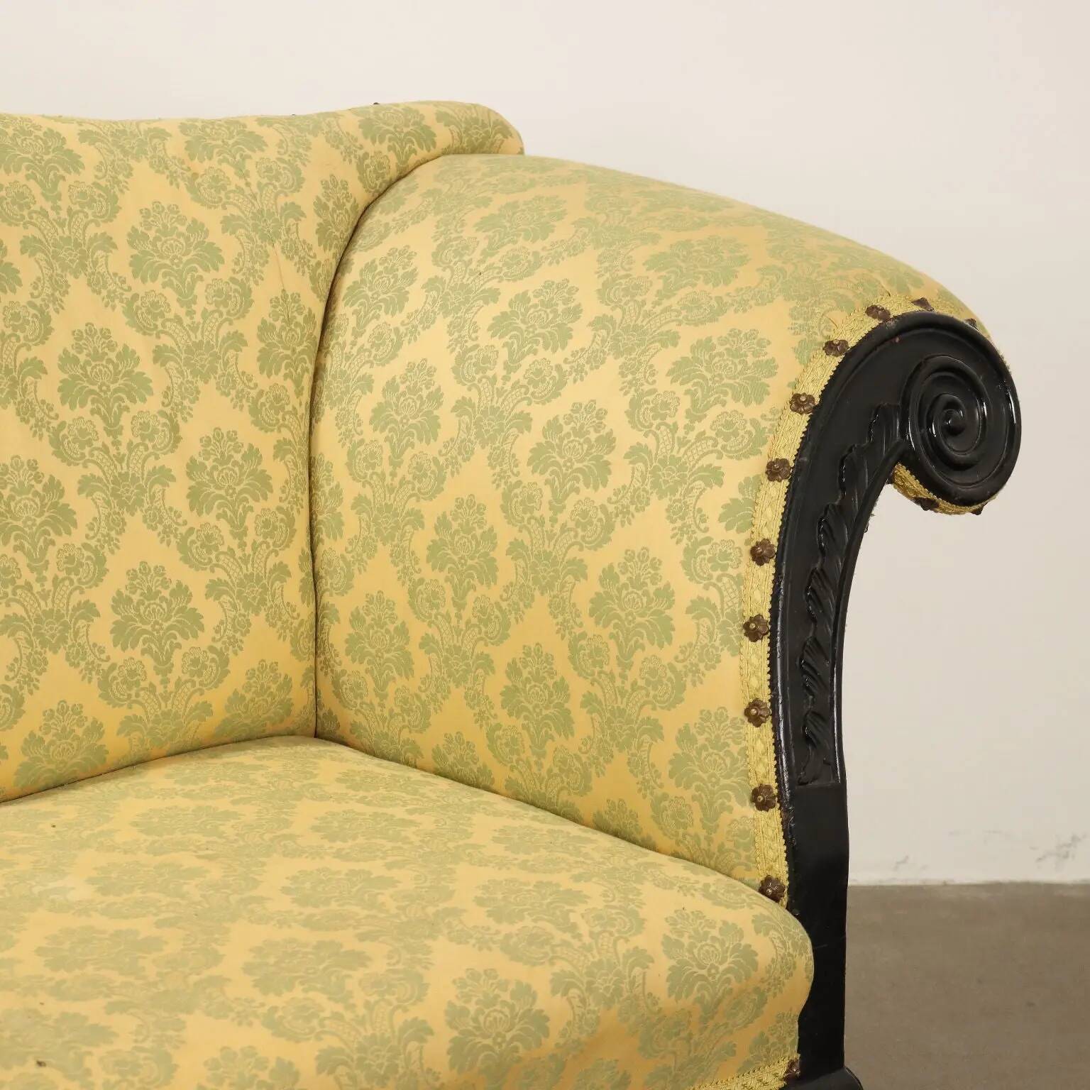 Canapé ancien en noyer avec revêtement en tissu, Italie XVIIIe siècle