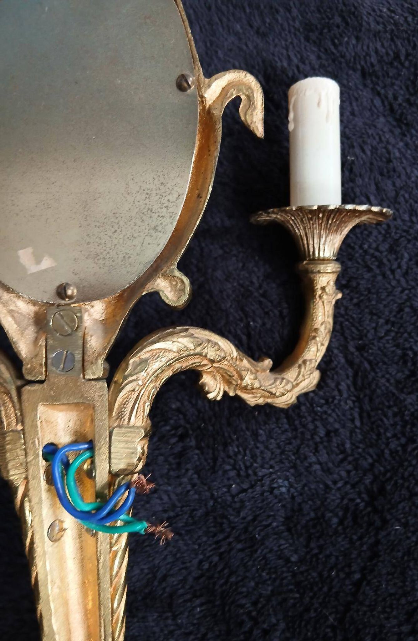 Pair of wall sconces with mirrors. Putti. Bronze. Floral Art Nouveau.