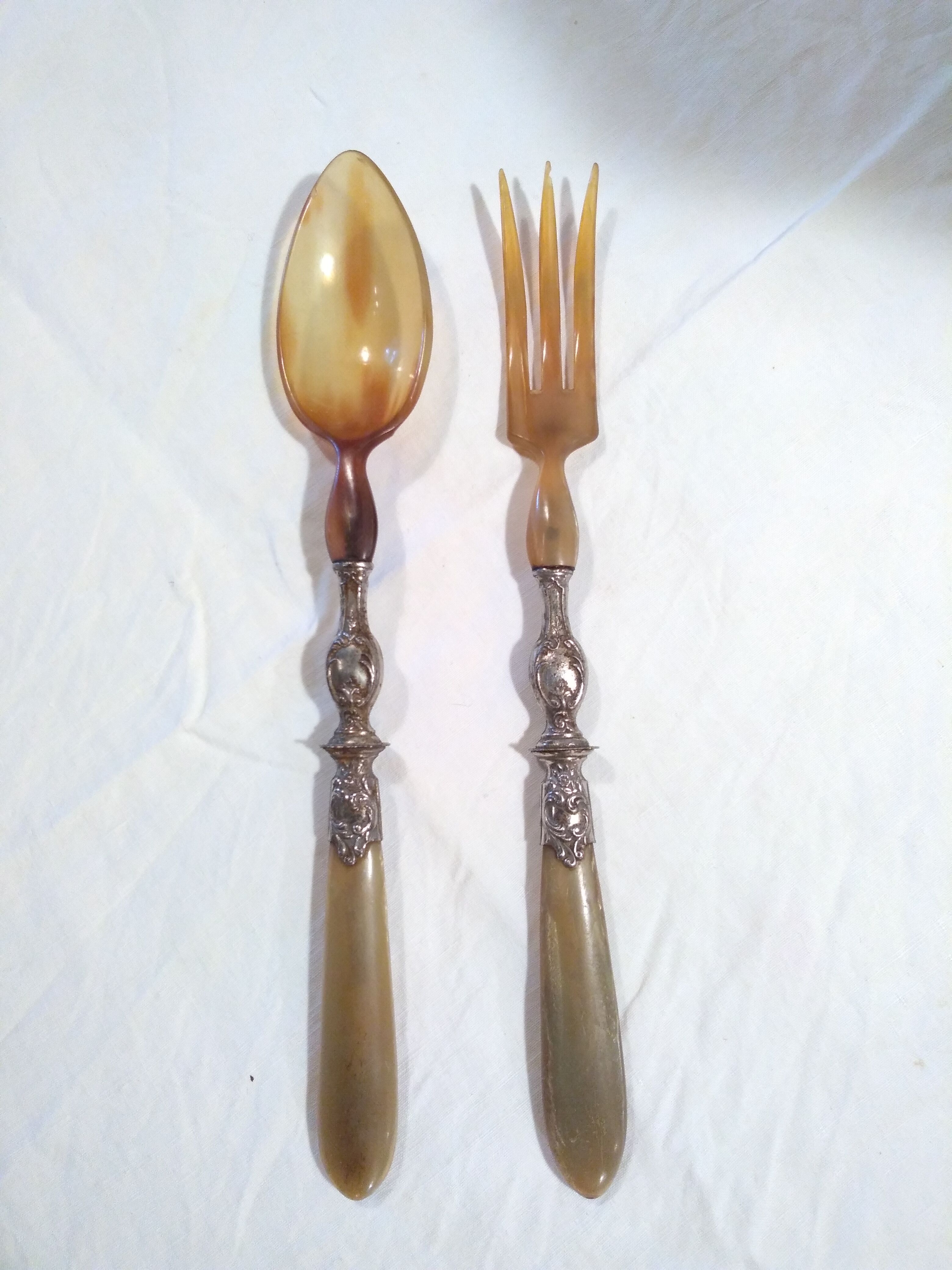 Horned salad cutlery