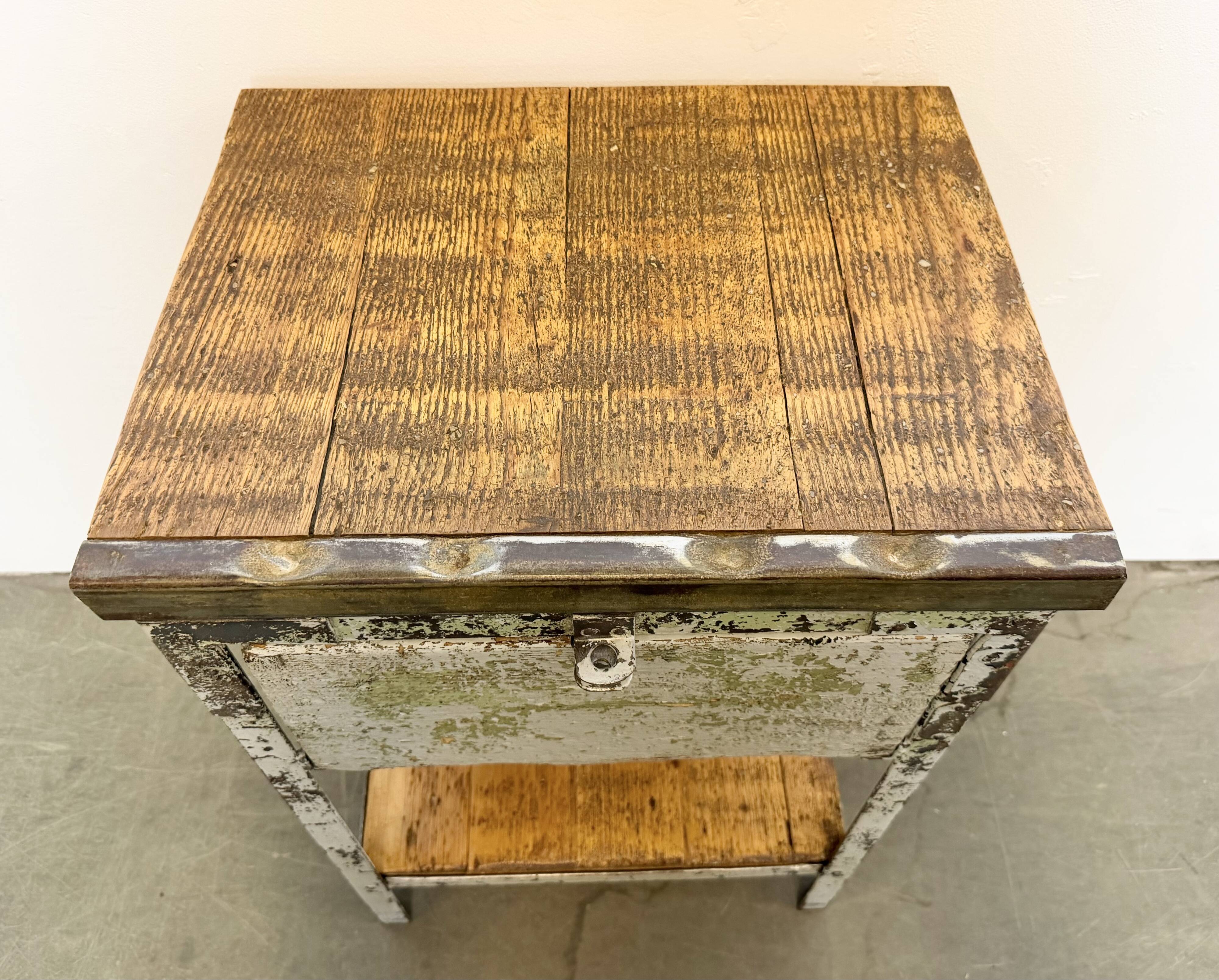 Commode en fer industriel gris, années 1950