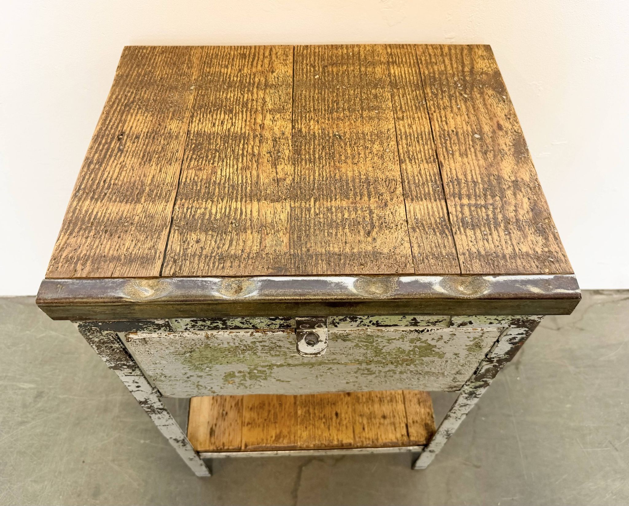 Commode en fer industriel gris, années 1950