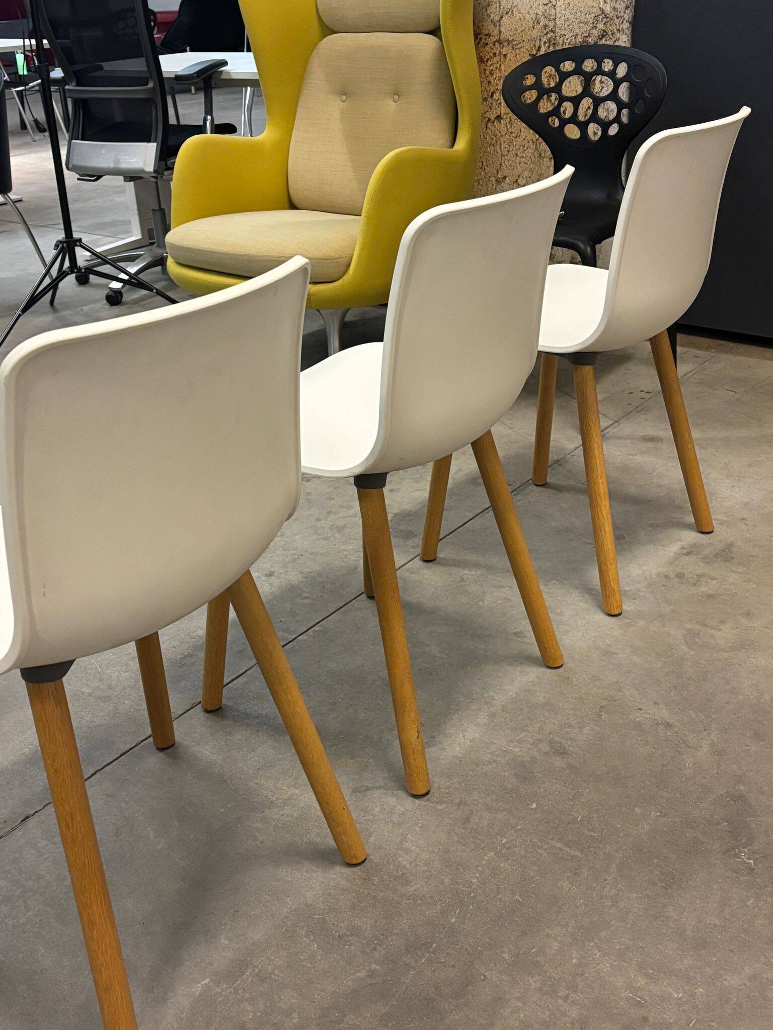 3 Vitra Hal Jasper Morrison, plastic and wood – white – work chair