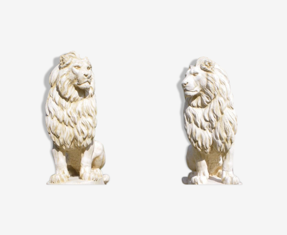 Statues en pierre reconstitué lions assis