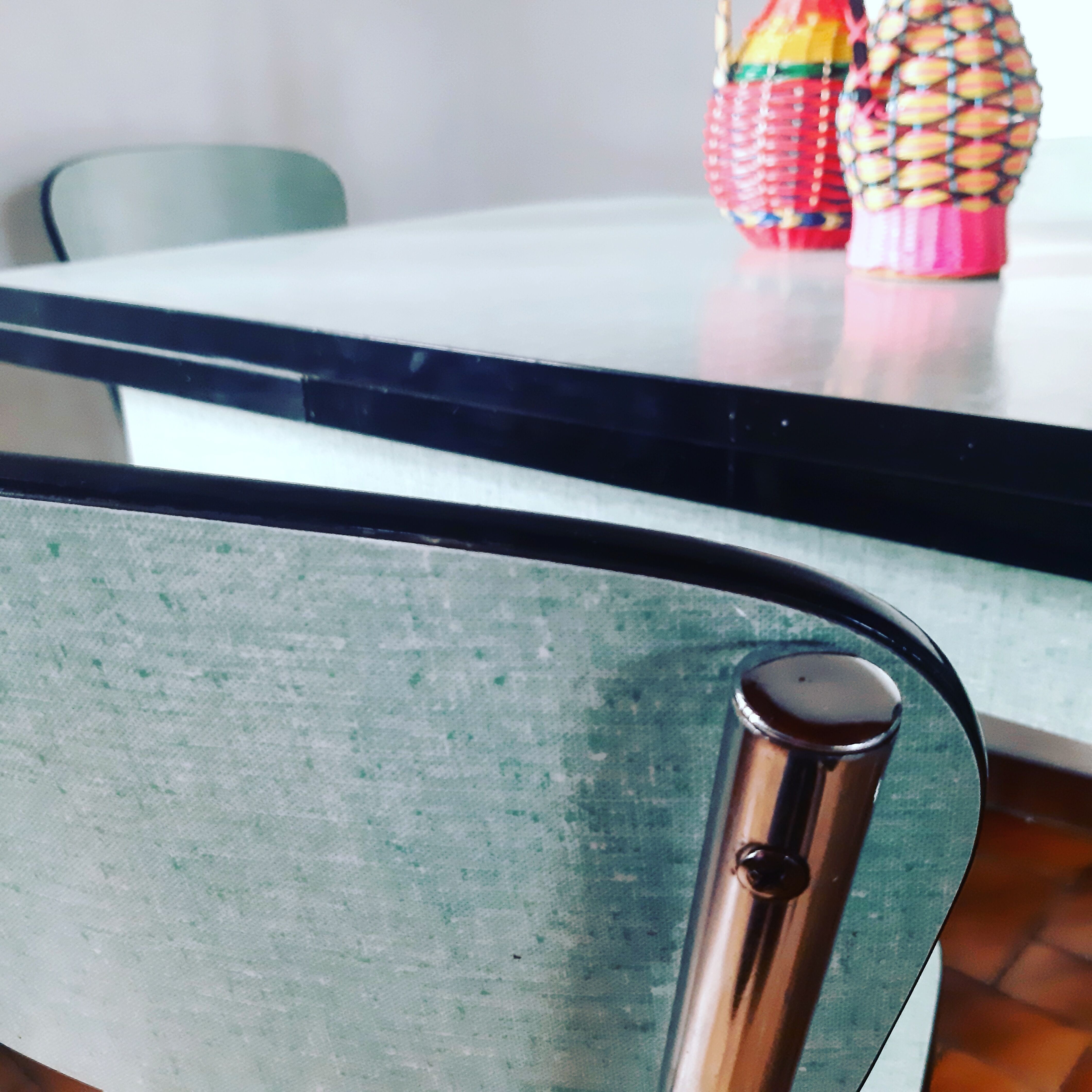 Table en formica des années 50 et ses 4 chaises assorties