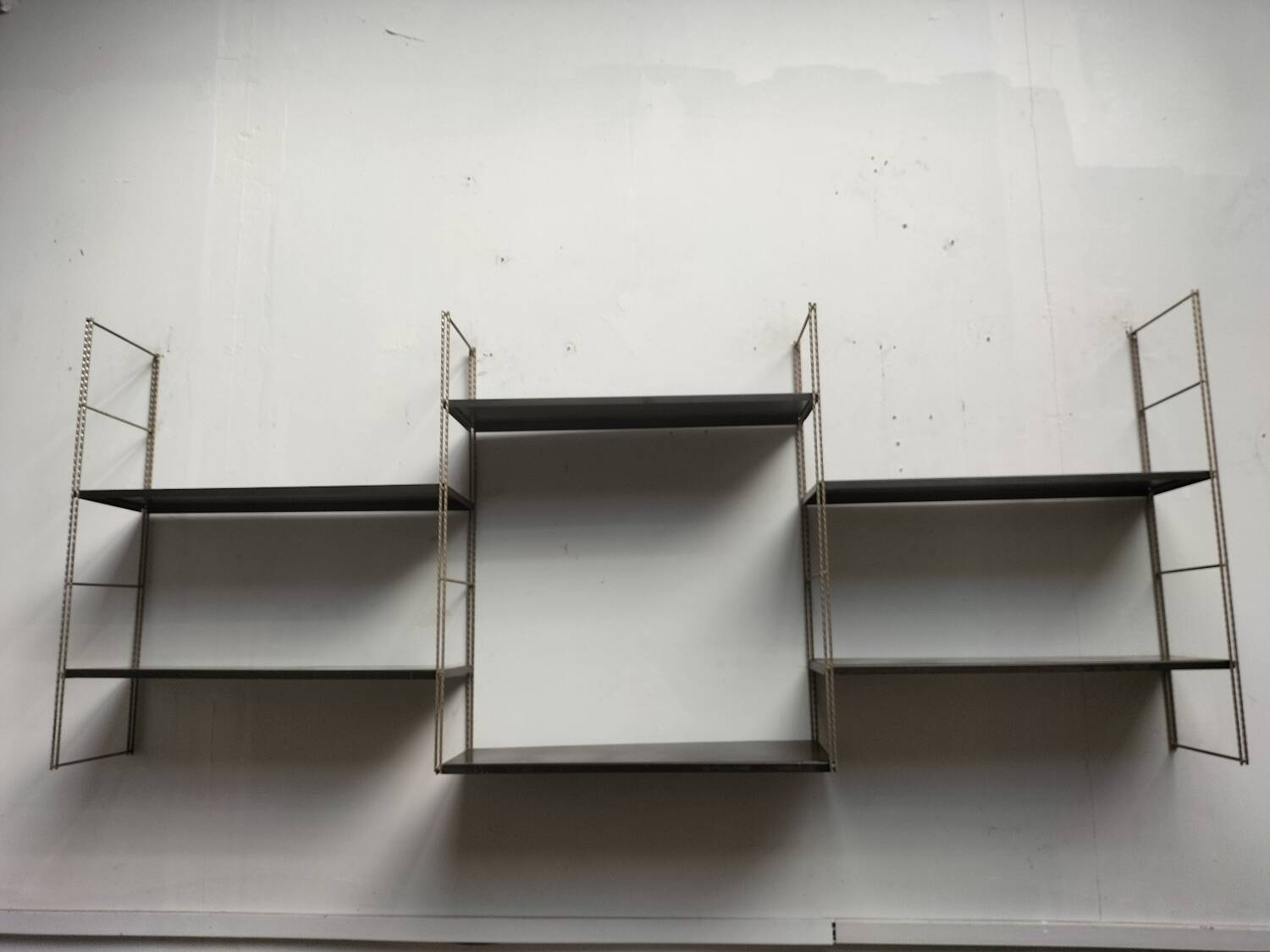Metal string shelf