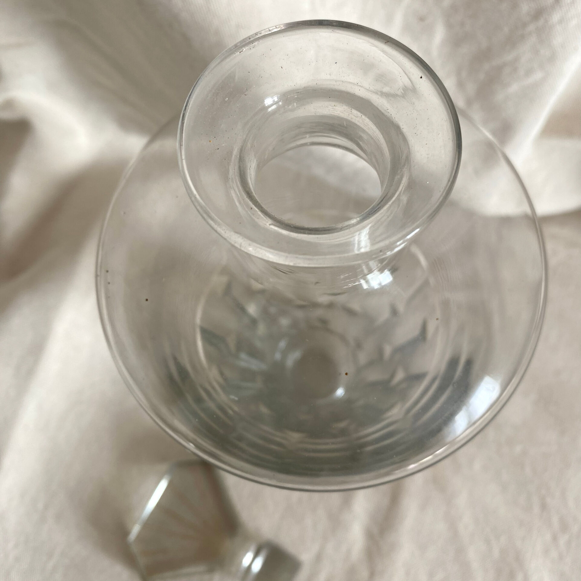 Art Deco carafe with fan stopper
