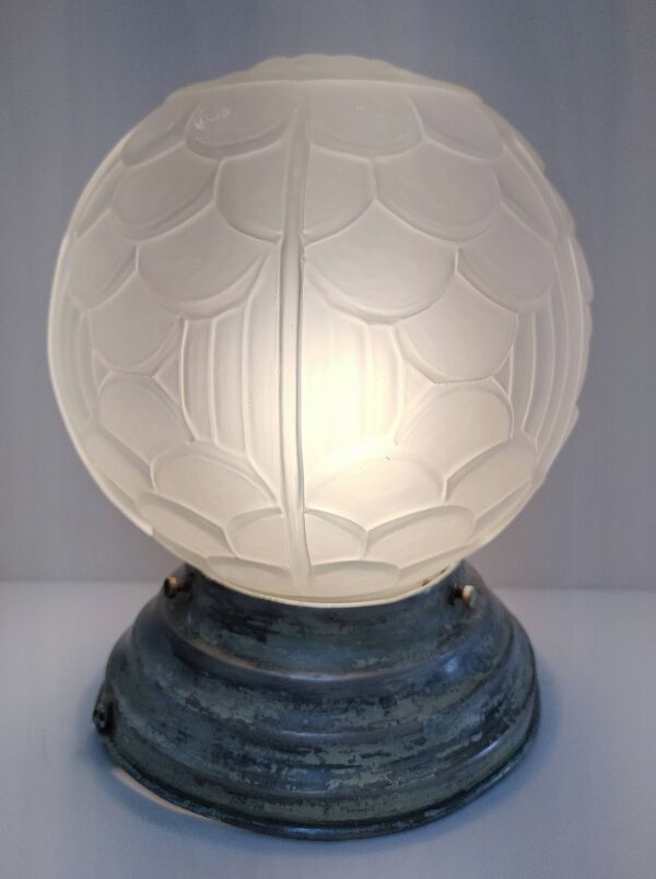 Lampe art déco boule verre pressé moulé
