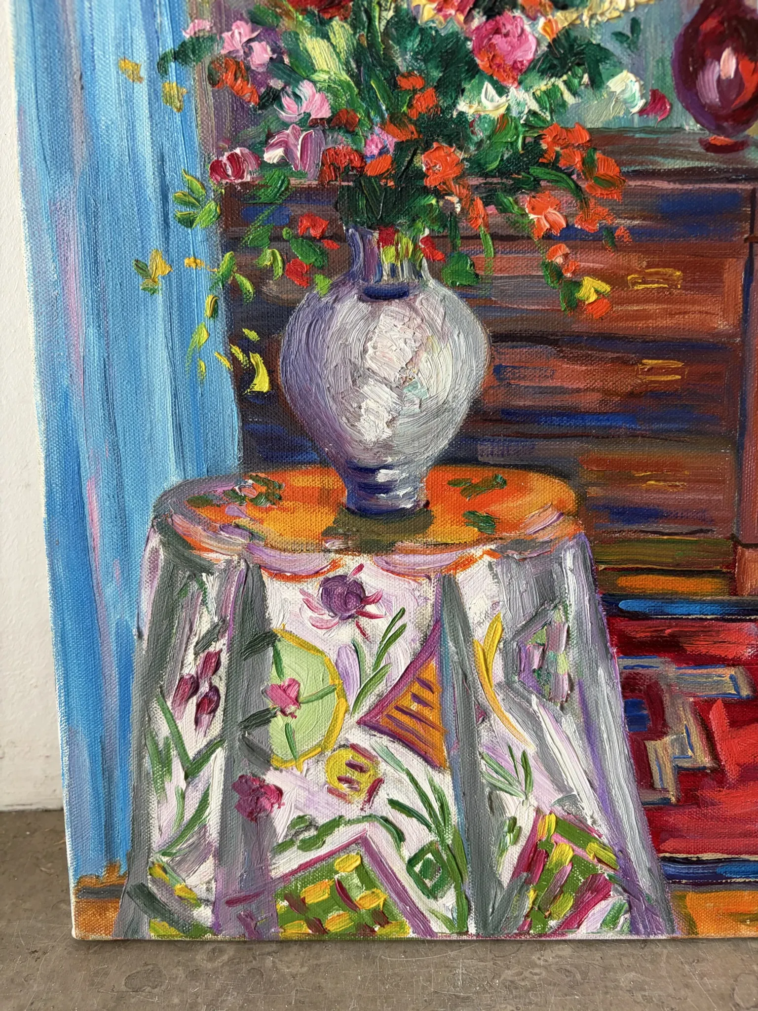 Blue interior with bouquet, oil on canvas signed Gisèle Renaut.