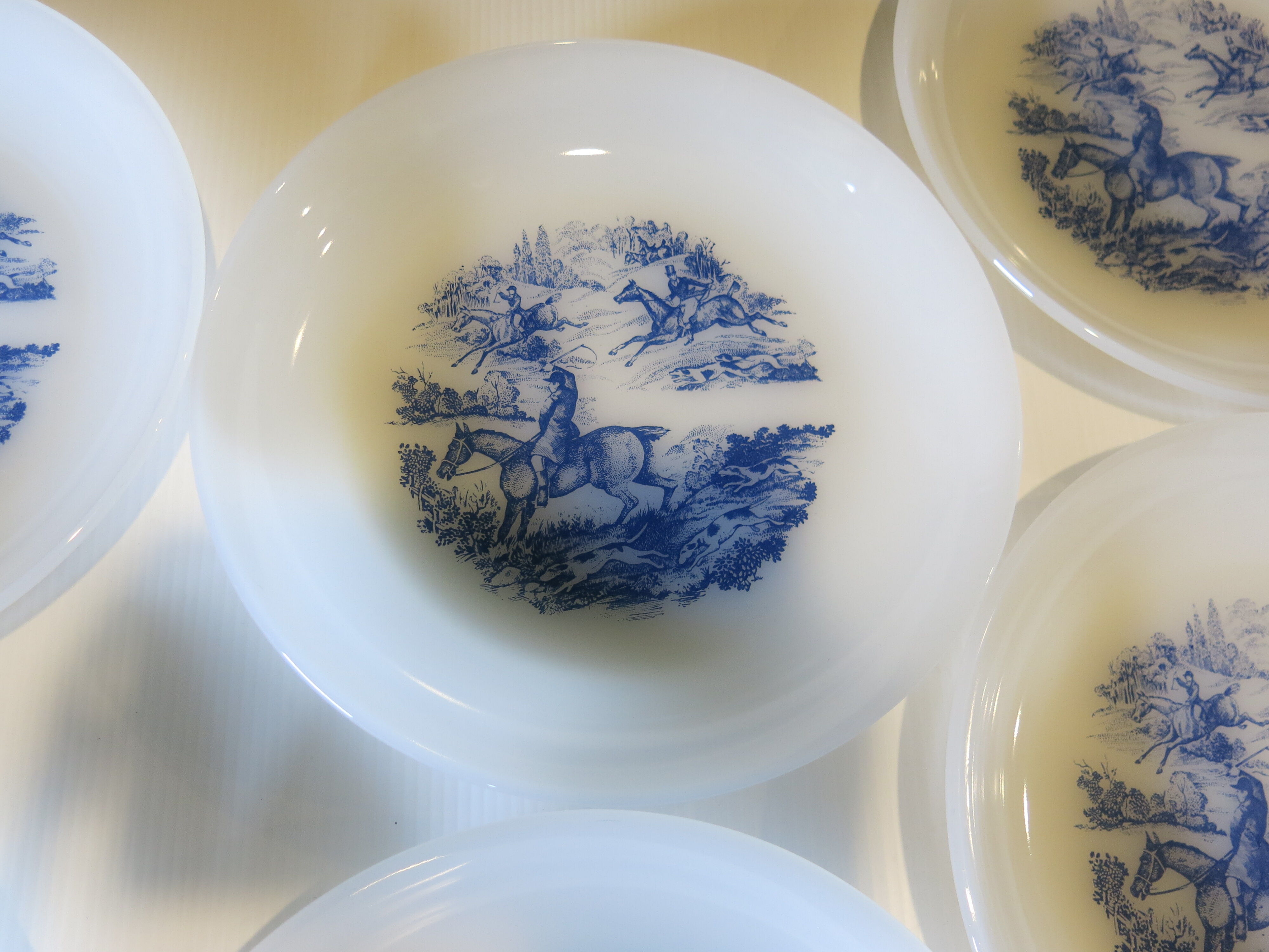 6 hollow plates from Arcopal in good condition