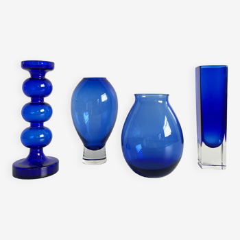 Collection de verre d’art scandinave, ensemble de 4 vases en verre bleu divers