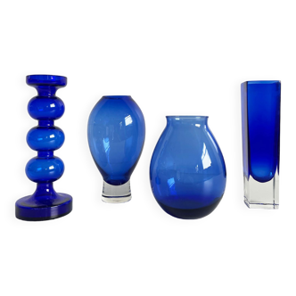 Collection de verre d’art scandinave, ensemble de 4 vases en verre bleu divers