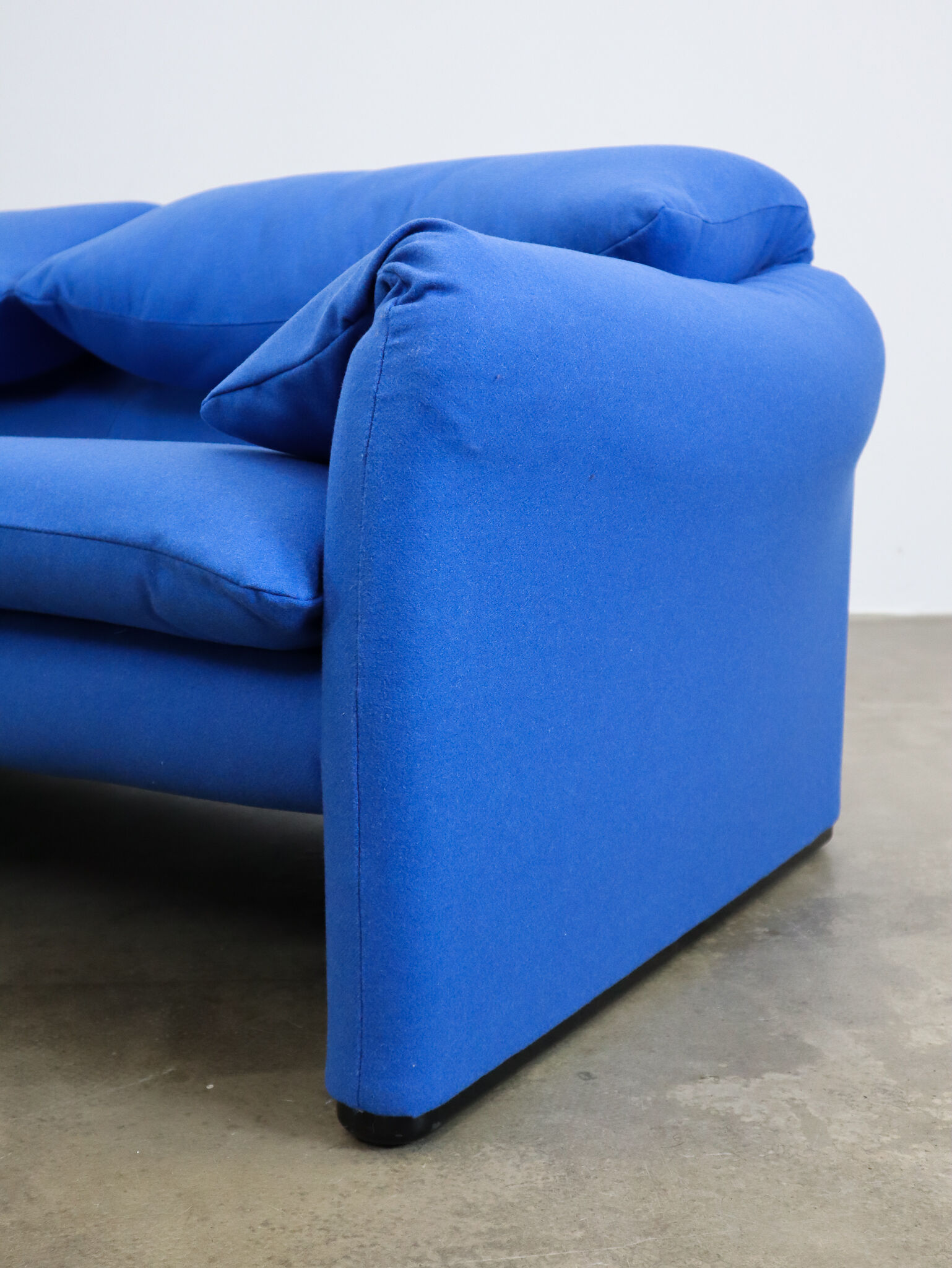 Maralunga sofa blue