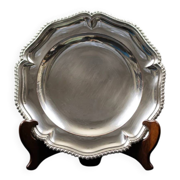 Plat rond en métal argenté à bord chantourné – frise de godrons