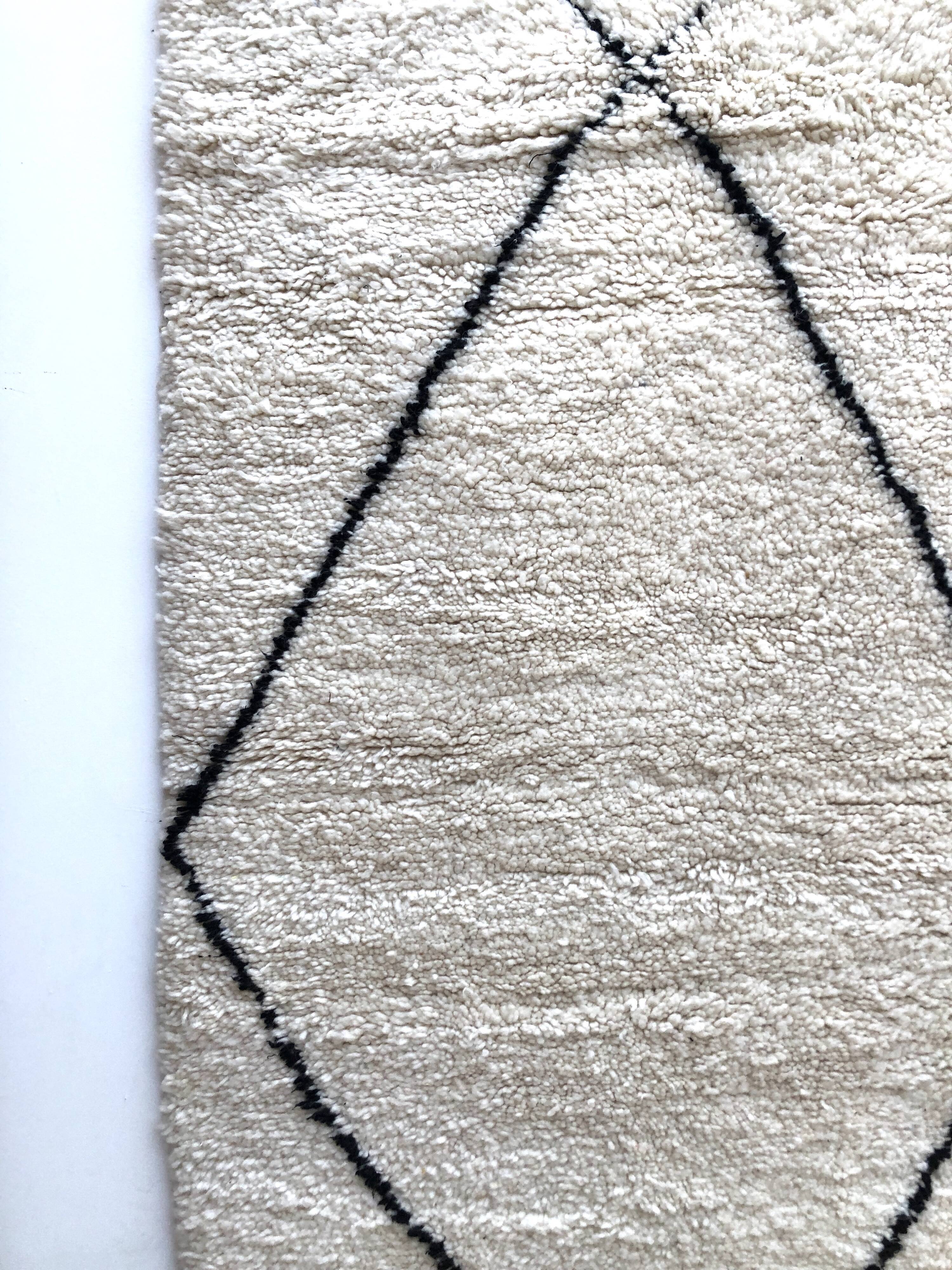 Moroccan Berber carpet Beni Ouarain with black diamonds2,47x1.70m