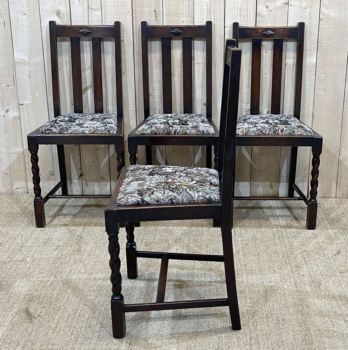 Suite of 4 English chairs early twentieth in oak.