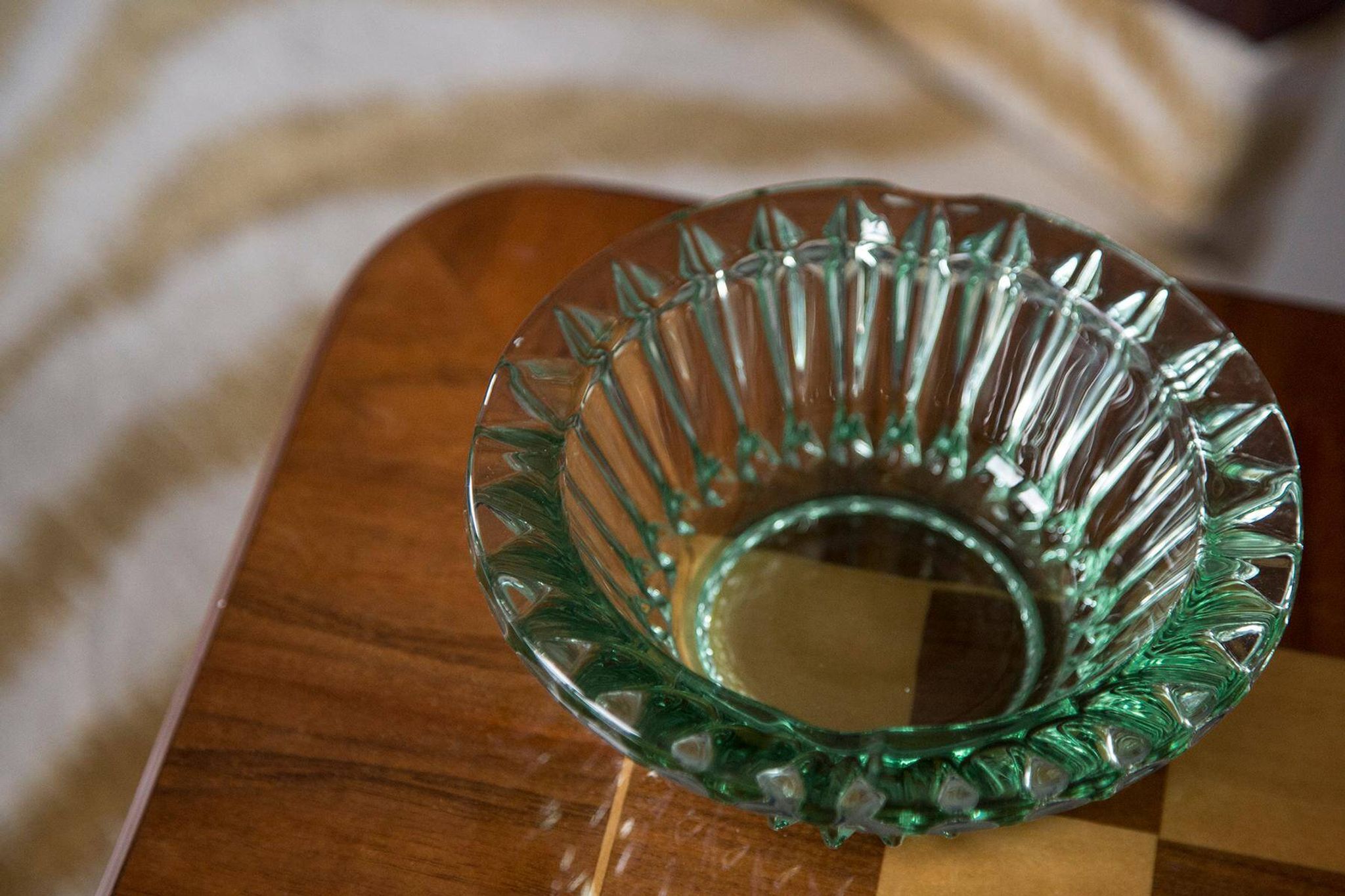 Green crystal glass bowl ashtray, mid-century, Italy, 1970s.