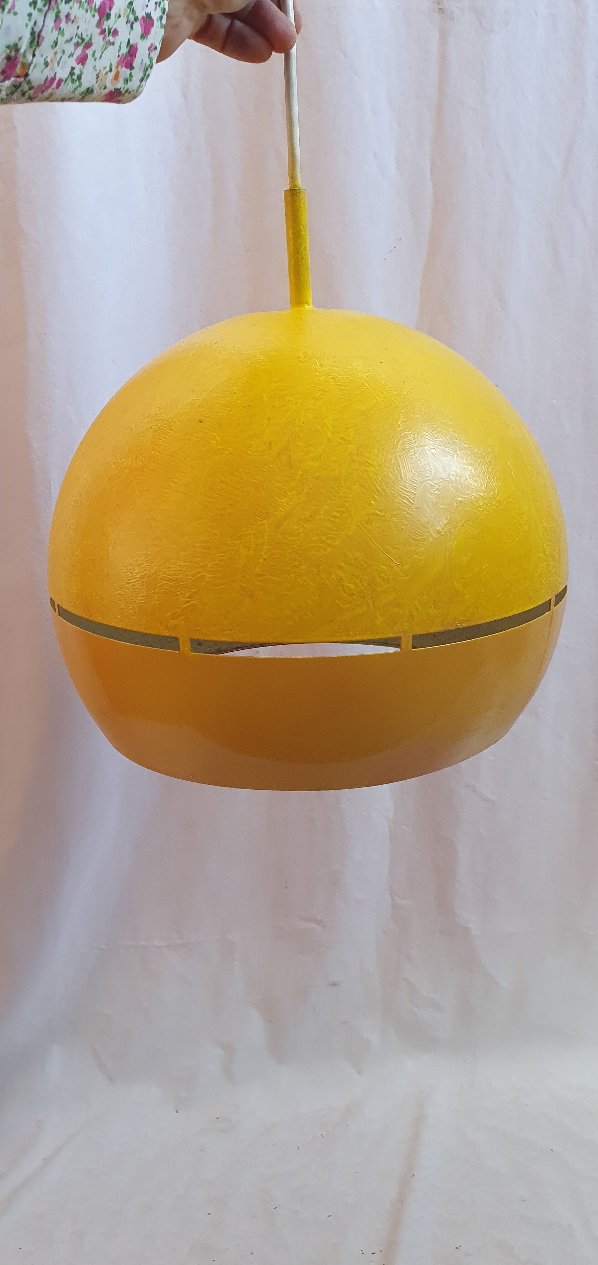 Yellow metal ball suspension