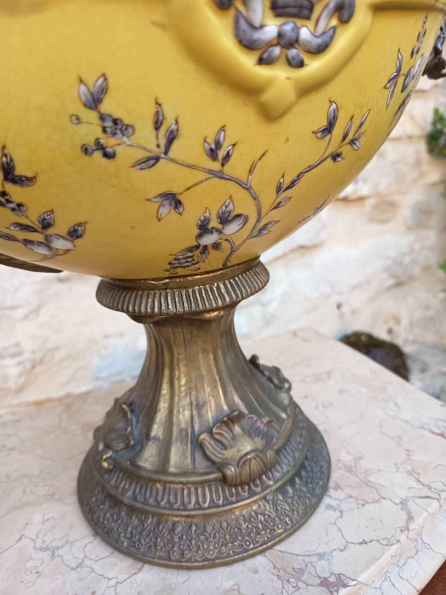 Grand centre de table - 46 cm - faïence jaune émaux polychromes - XXe