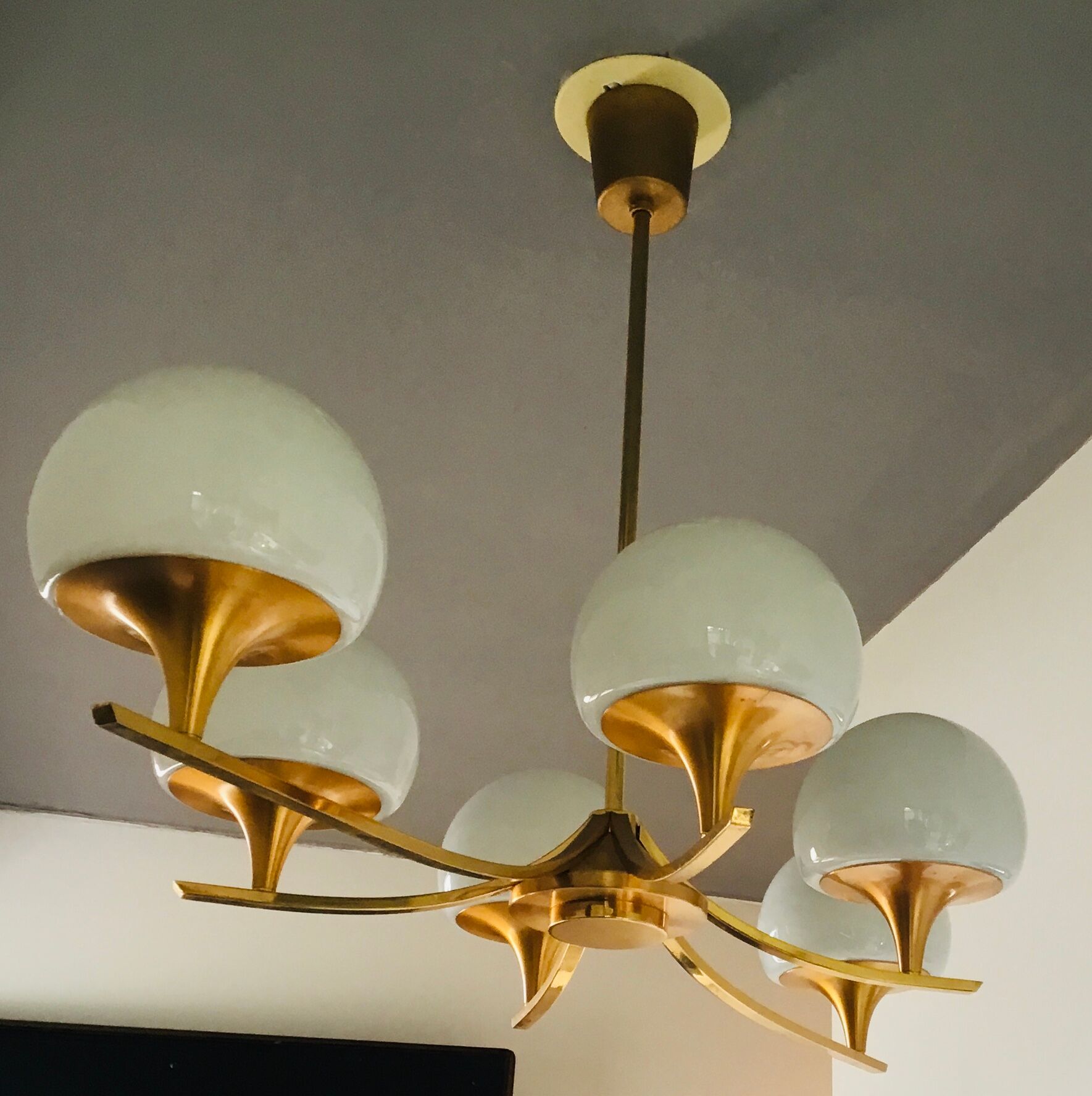 Large space-age chandelier with 6 lights - brass and opaline - design 1970