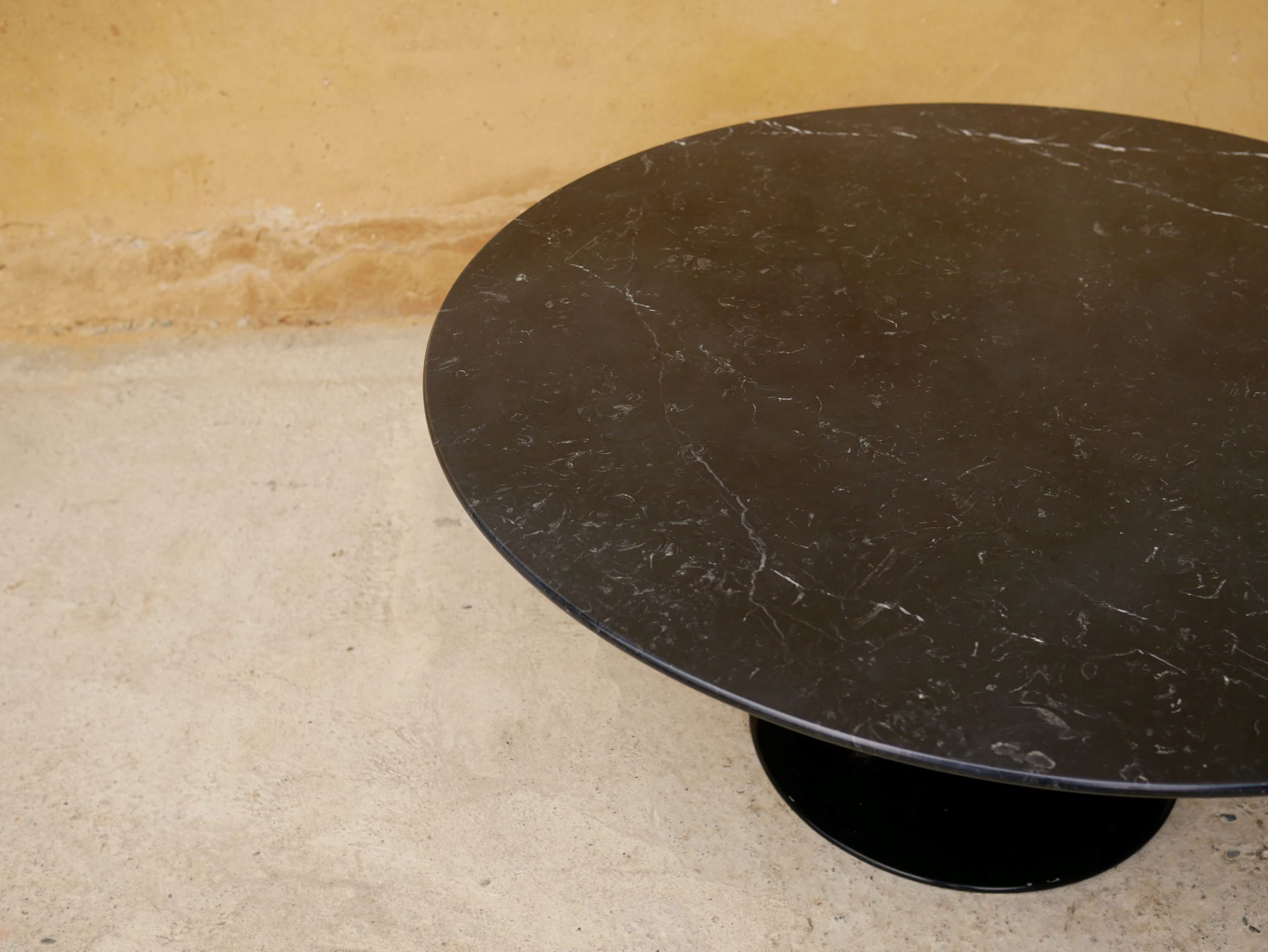 Table basse tulipe vintage en marbre noir