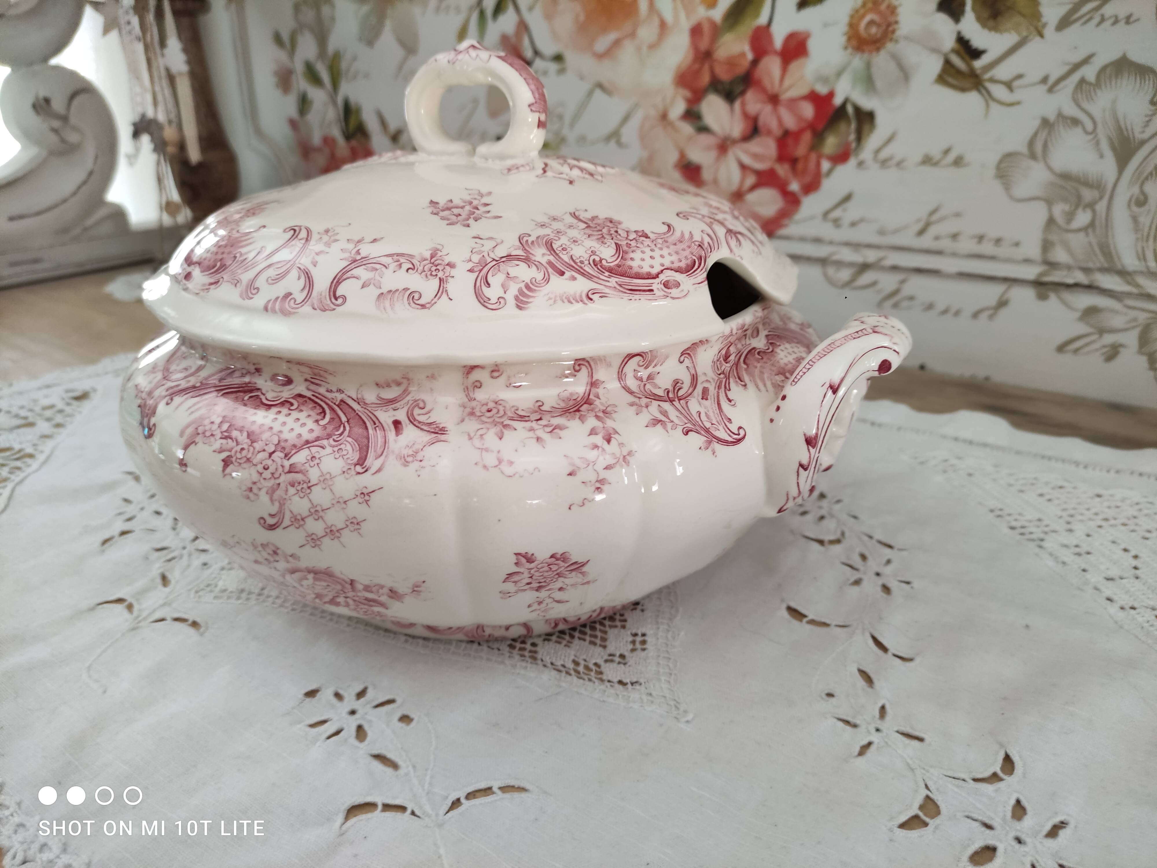 Villeroy & Boch tureen model Valeria red
