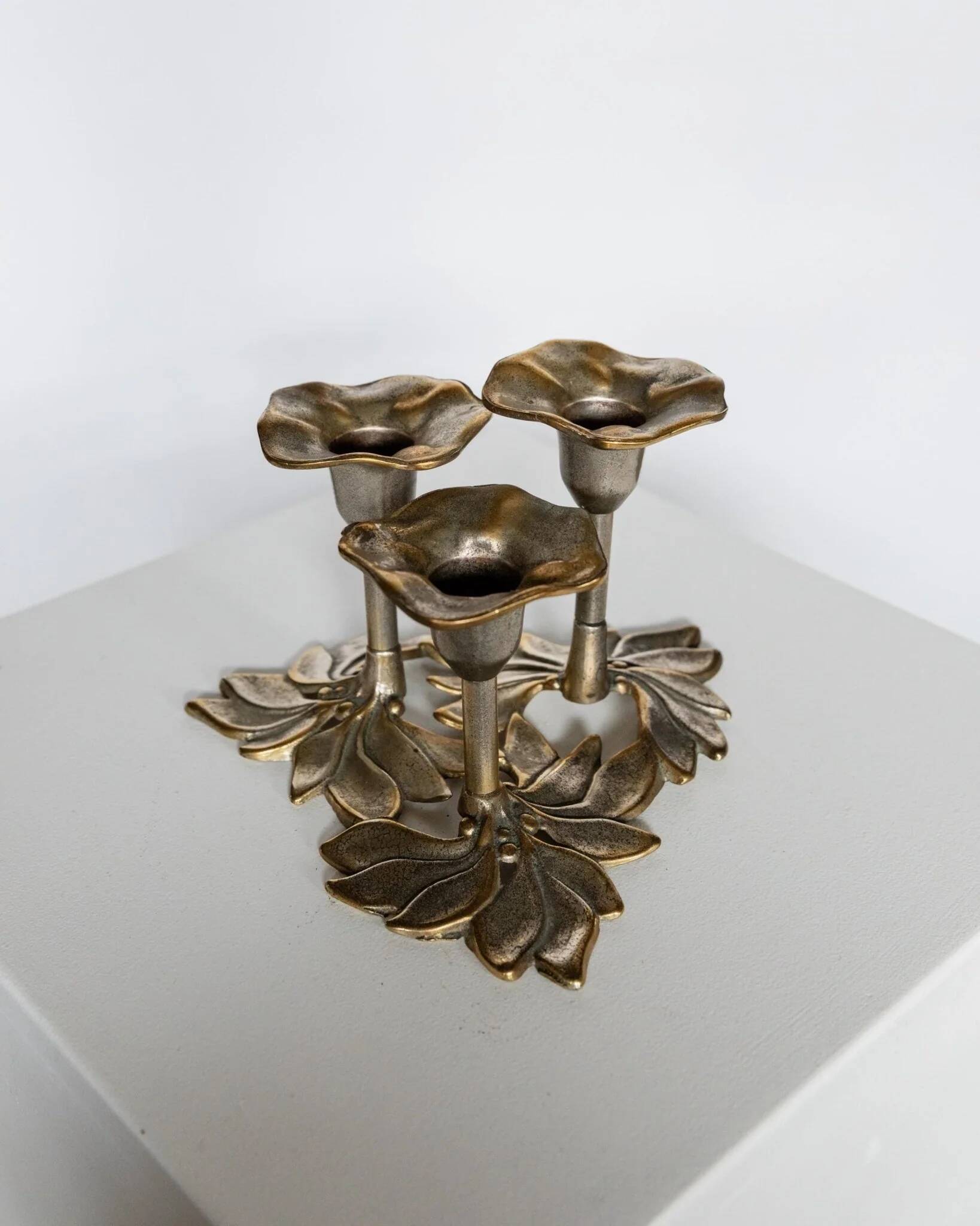 Bougeoir en laiton doré plaqué or à 3 bras avec motif de fleurs et de feuilles, design danois des années 1970.