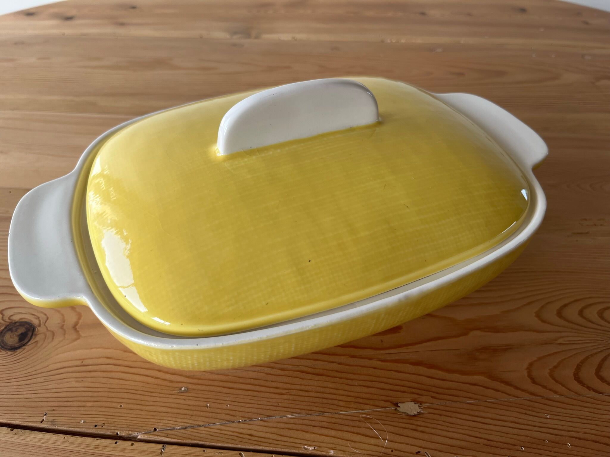 Flat and lid in yellow earthenware from Salins